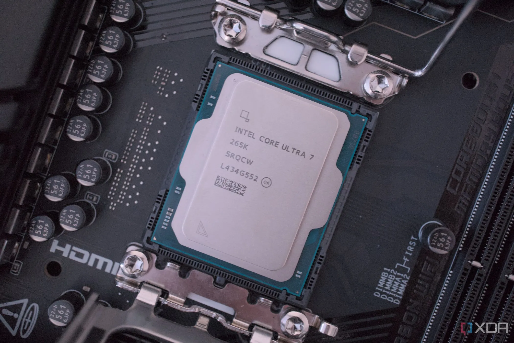 CPU Intel Core Ultra 7 265K được lắp đặt, đại diện cho thế hệ chip Core Ultra