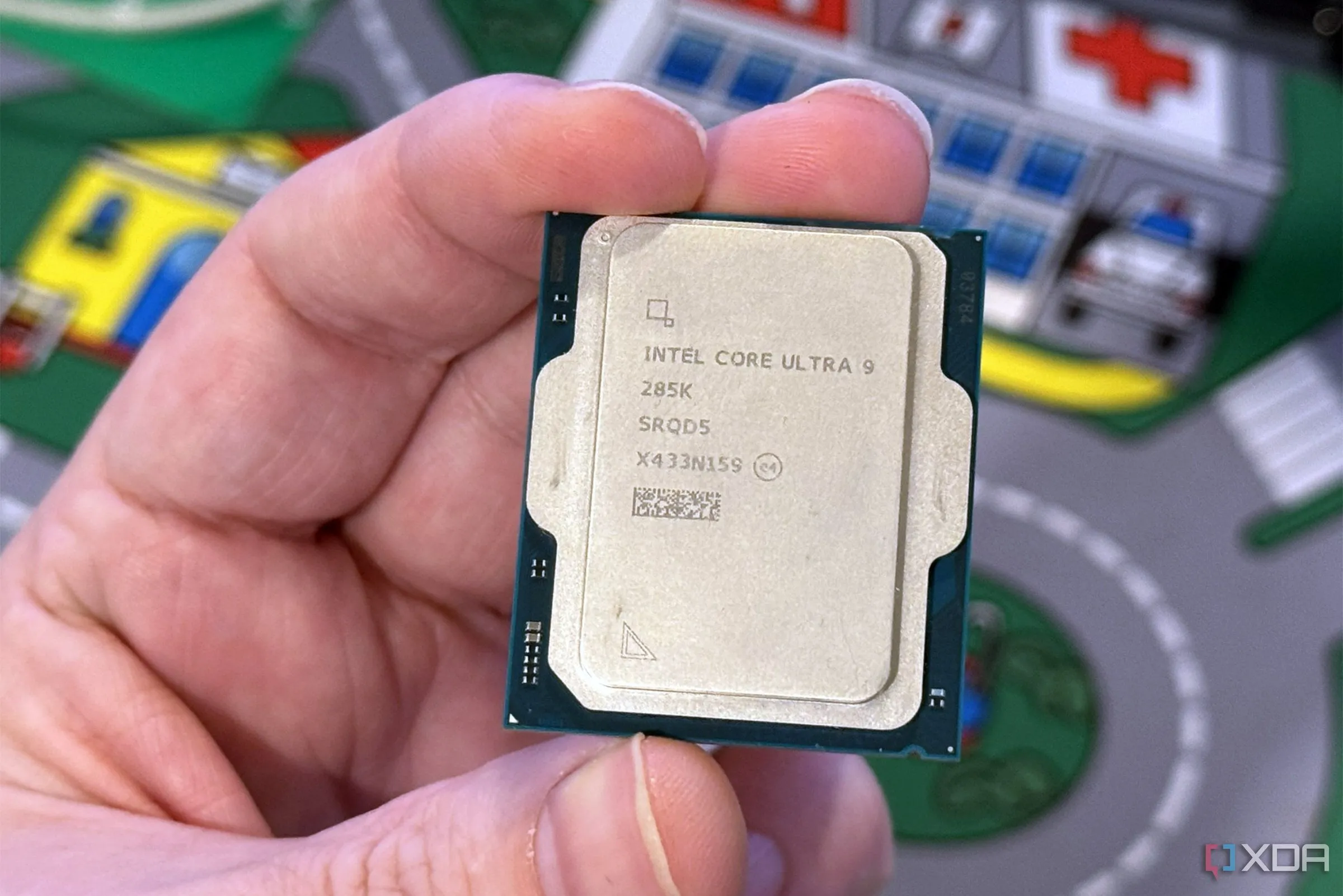 CPU Intel Core Ultra 9 285K được cầm trên tay, thể hiện sự tinh vi của vi xử lý và nỗ lực đổi mới công nghệ của Intel