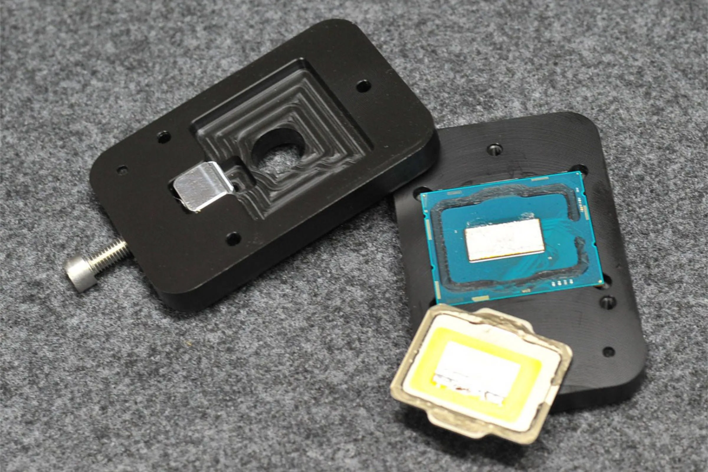 CPU Intel thế hệ 12 đã được delidding, lộ rõ die chip