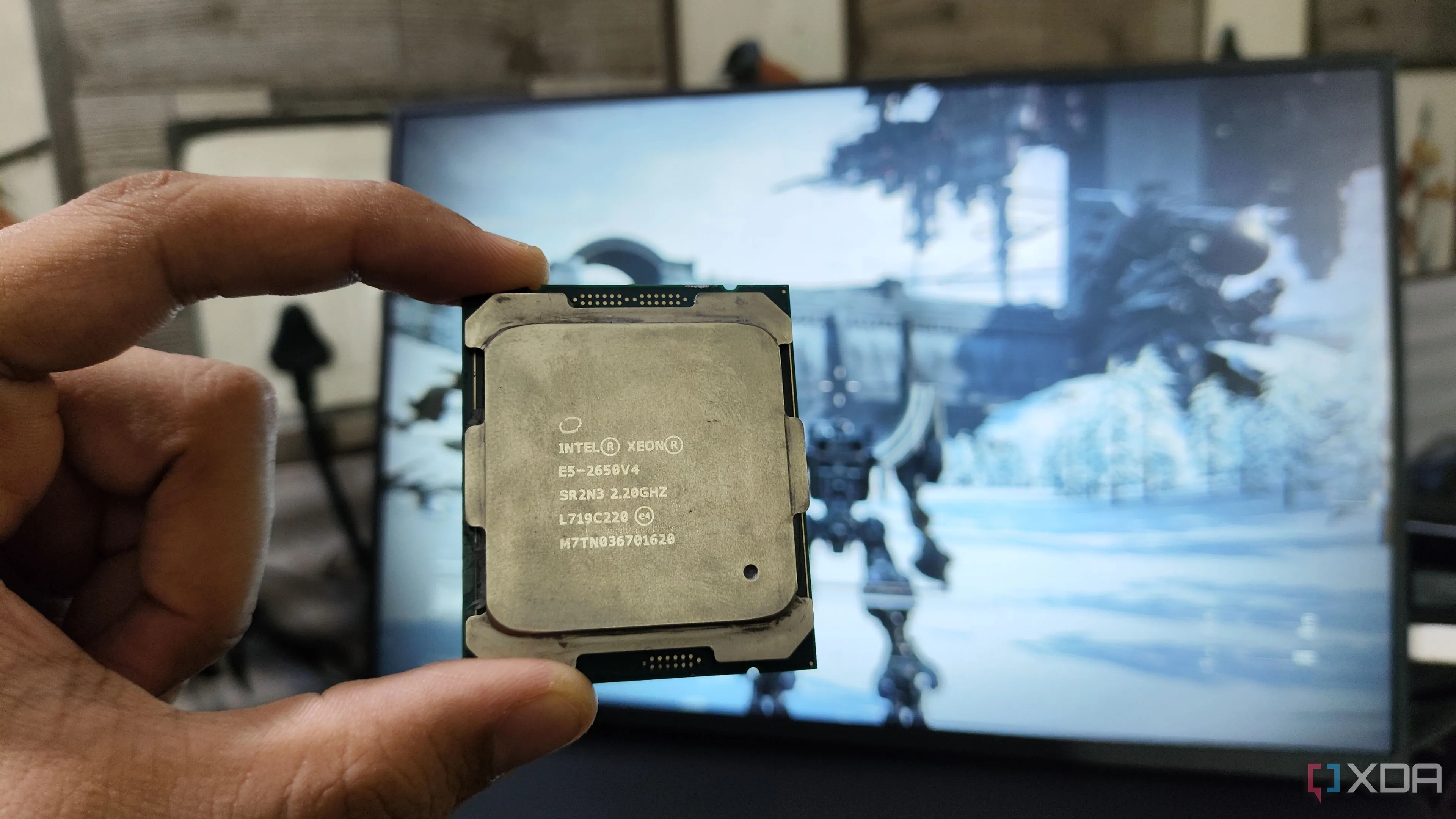 CPU Intel Xeon E5-2650 v4 cấp máy chủ trên nền màn hình máy tính