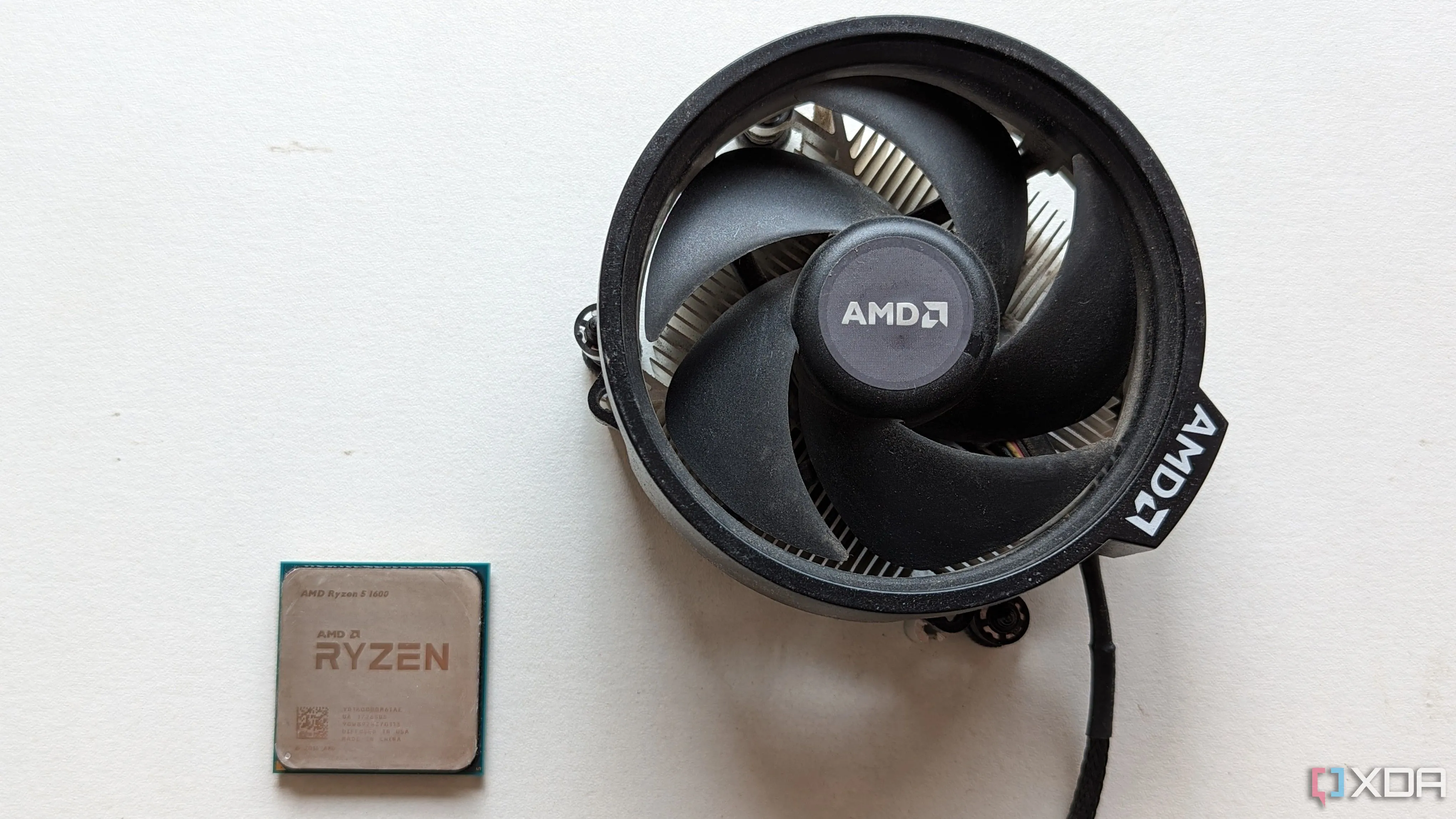 CPU Ryzen 5 1600 và tản nhiệt đi kèm, minh họa cho CPU 4 nhân vẫn đáp ứng tốt nhu cầu sử dụng