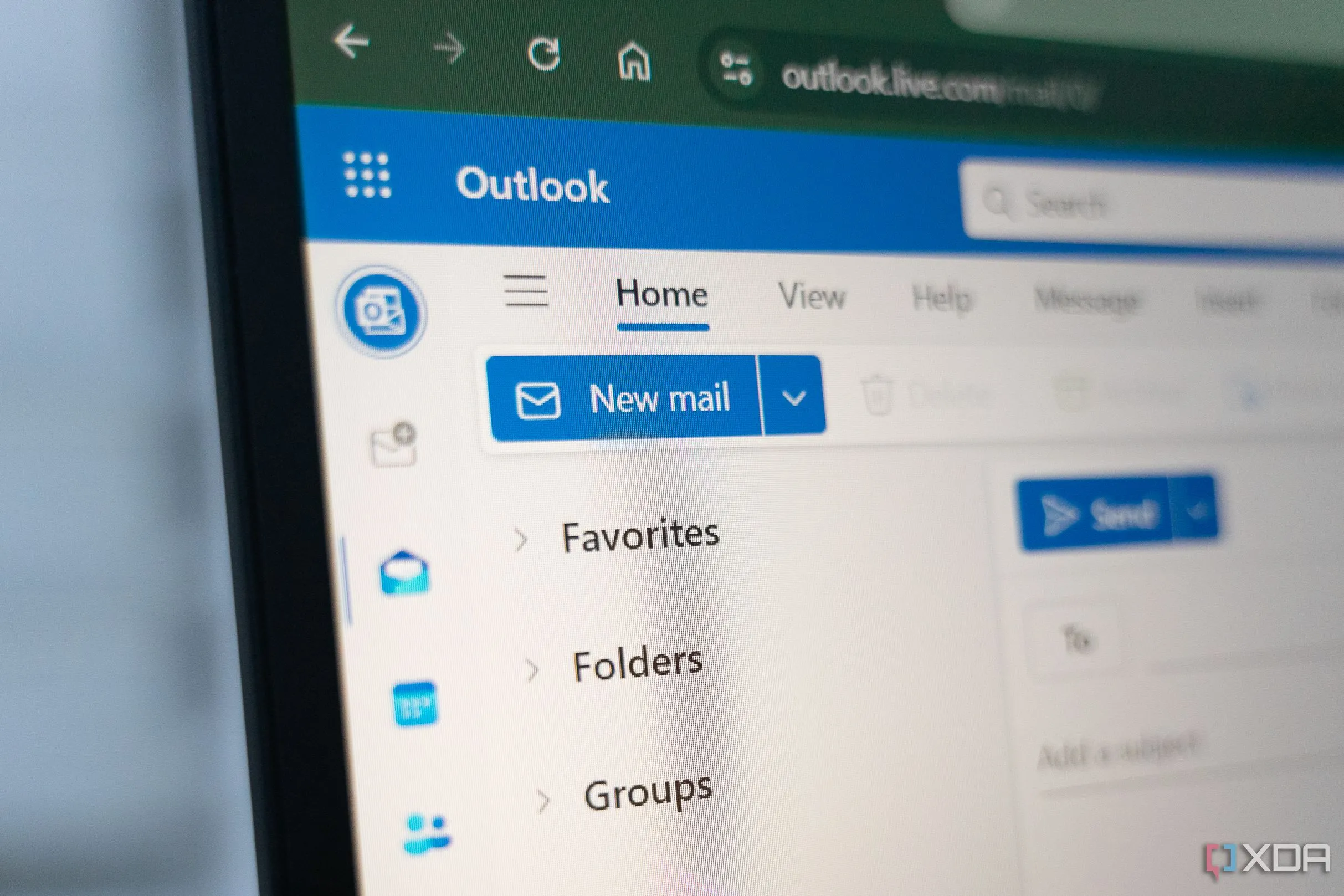 Cửa sổ ứng dụng Microsoft Outlook Classic hiển thị giao diện hộp thư điện tử