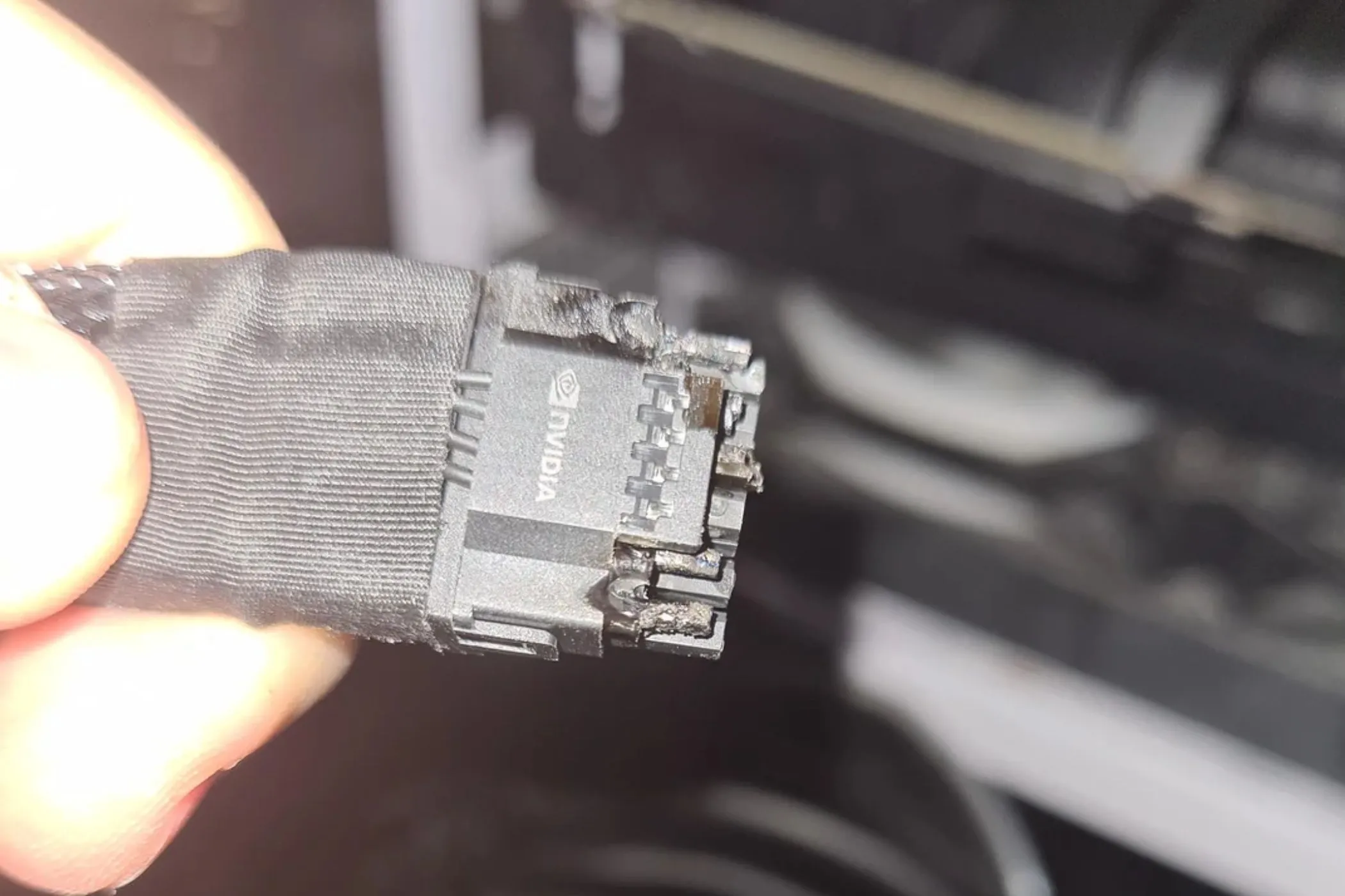 Đầu nối 12VHPWR bị cháy trên card đồ họa RTX, cho thấy hậu quả của sự cố quá tải dòng điện.