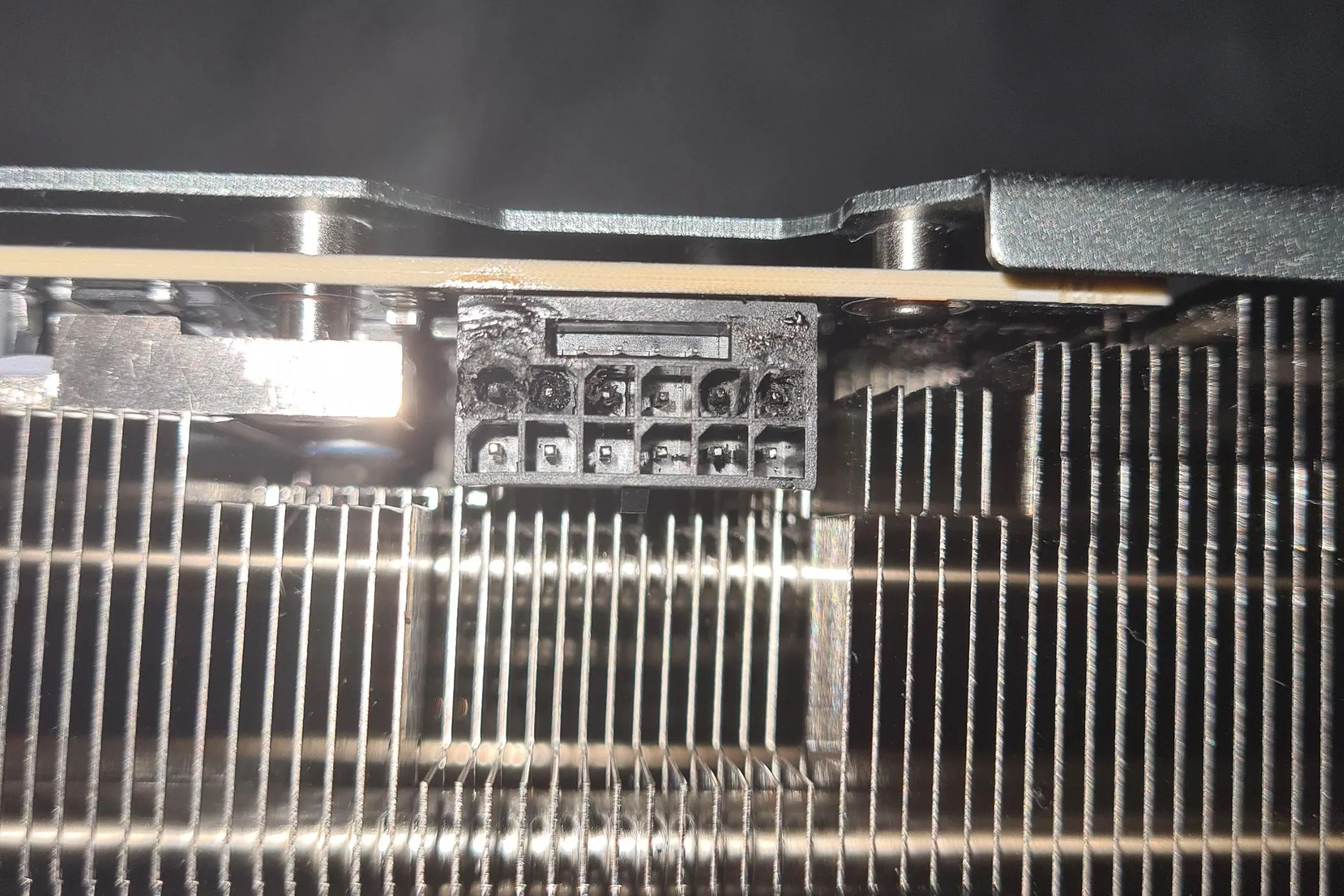 Đầu nối 12VHPWR bị cháy trên GPU RTX 4090, cần được kiểm tra kỹ trước khi hết hạn bảo hành.