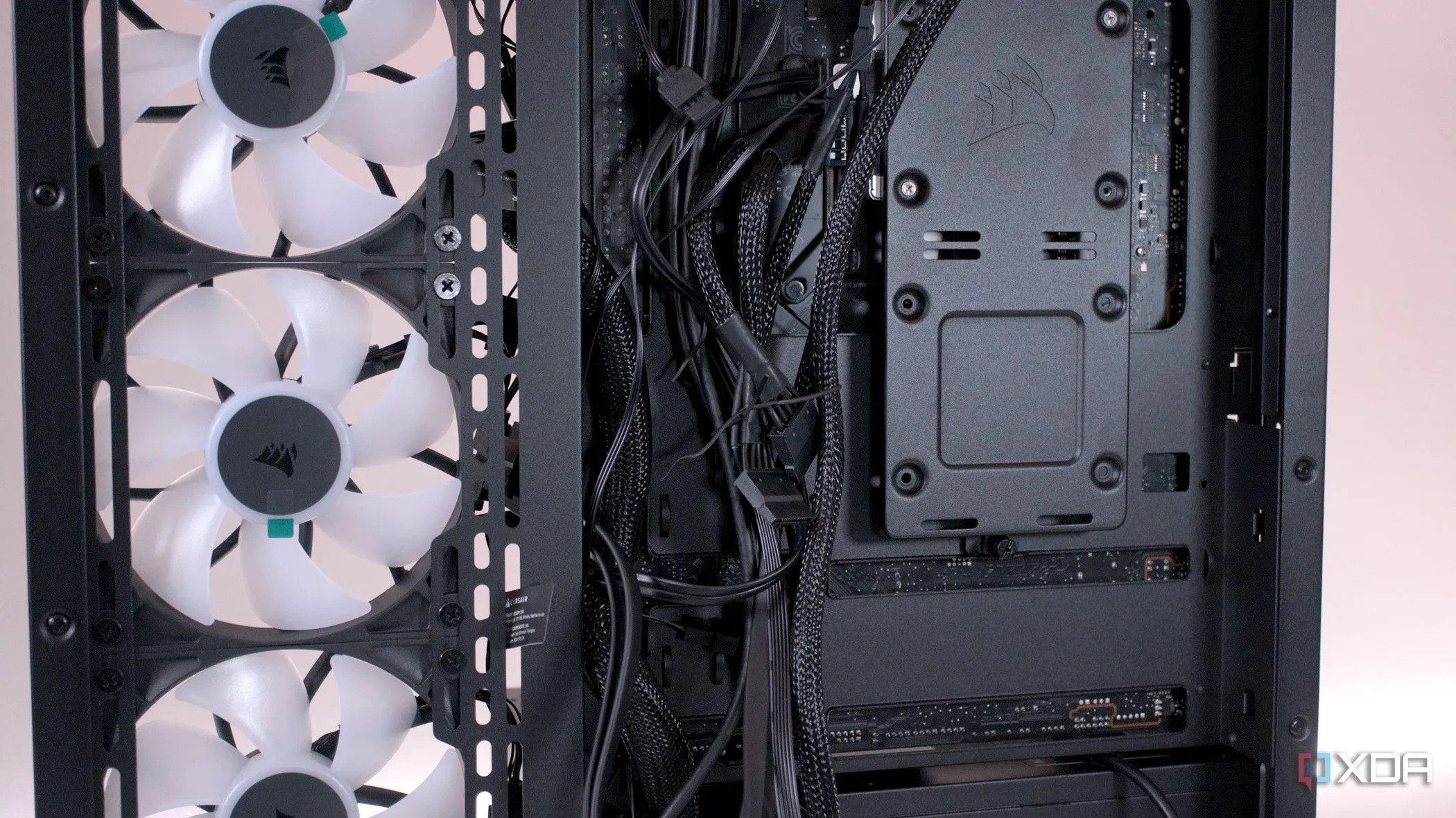 Dây cáp được đi gọn gàng bên trong vỏ case Corsair 3500X ARGB, giúp tránh hư hỏng linh kiện