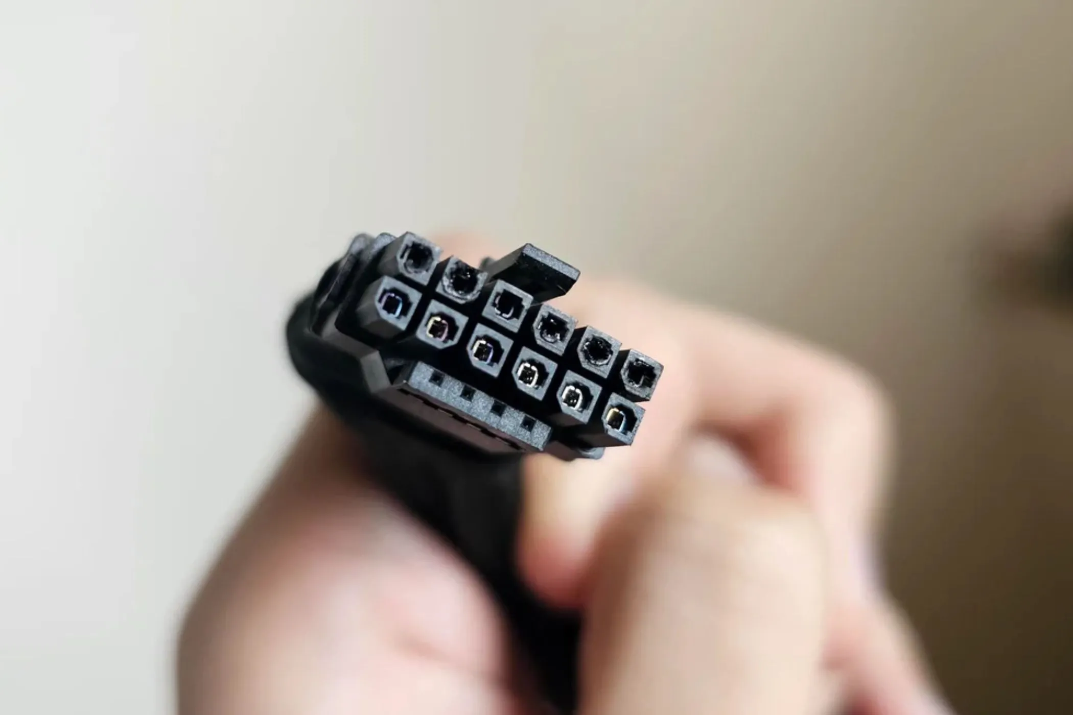 Dây cáp nguồn 12VHPWR bị cháy do quá tải.