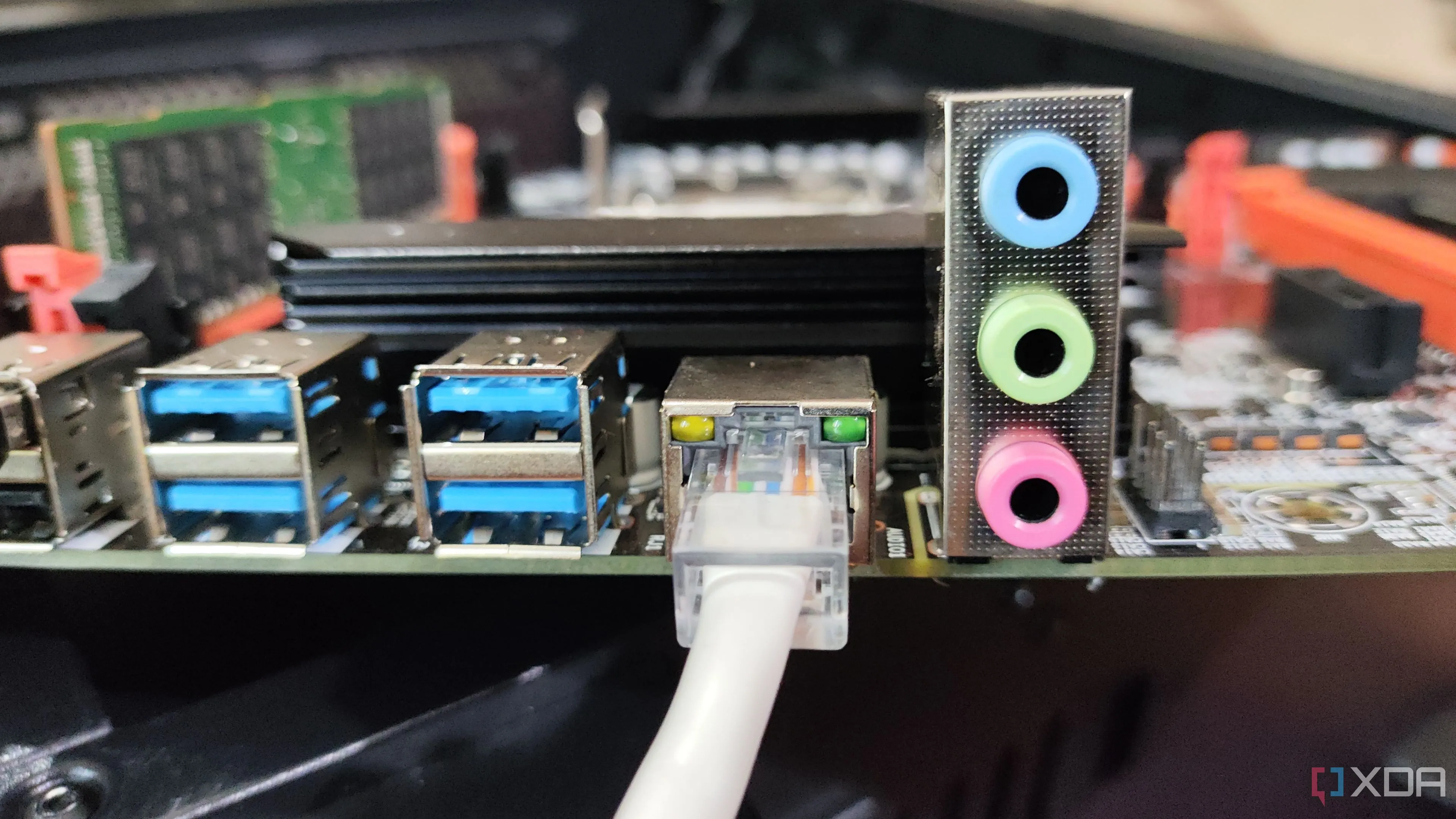 Dây Ethernet cắm vào cổng RJ45