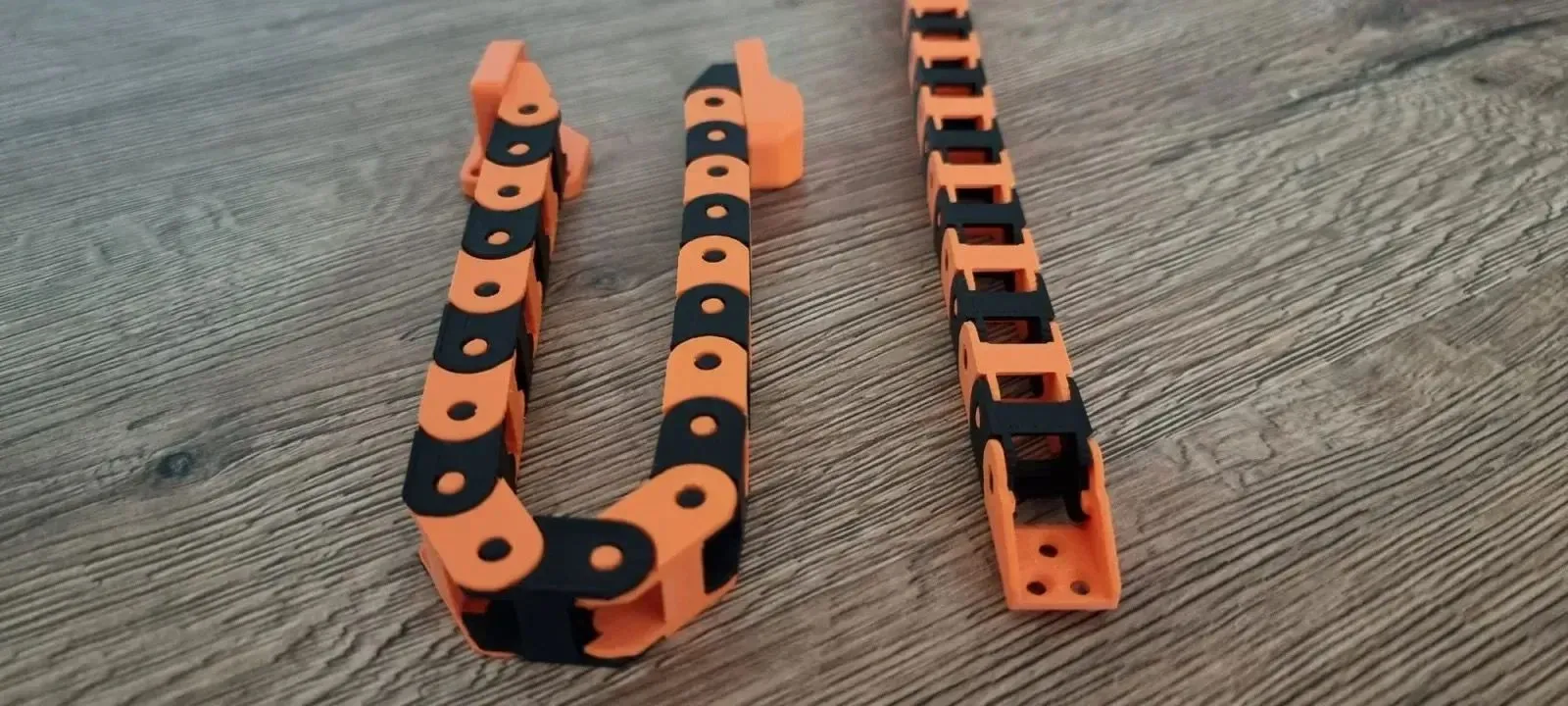 Dây xích cáp in 3D linh hoạt bảo vệ và định tuyến các dây điện di chuyển trên bàn làm việc hoặc máy móc công nghiệp.