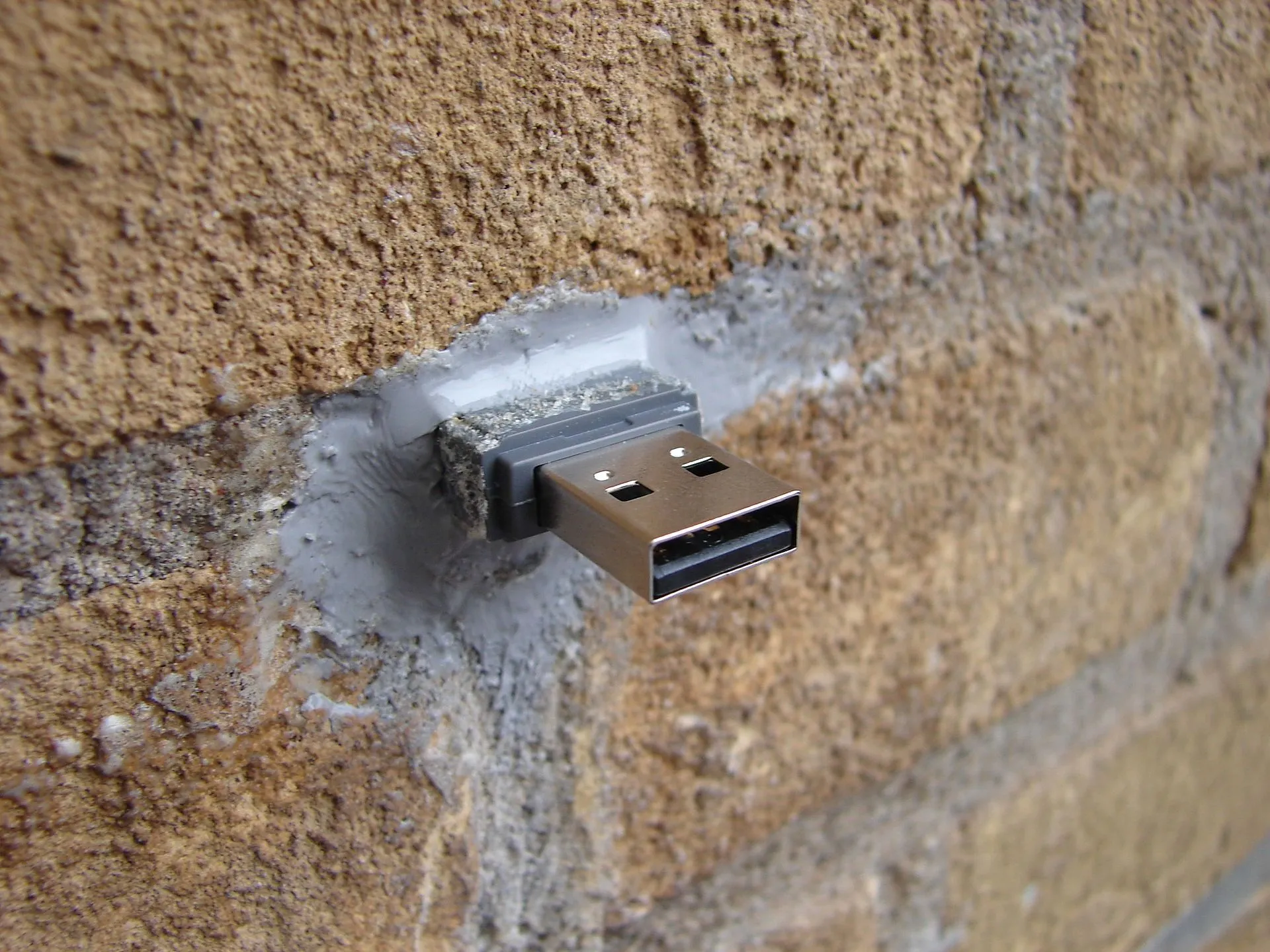 Dead Drops của Aram Bartholl, một USB được cắm vào tường công cộng