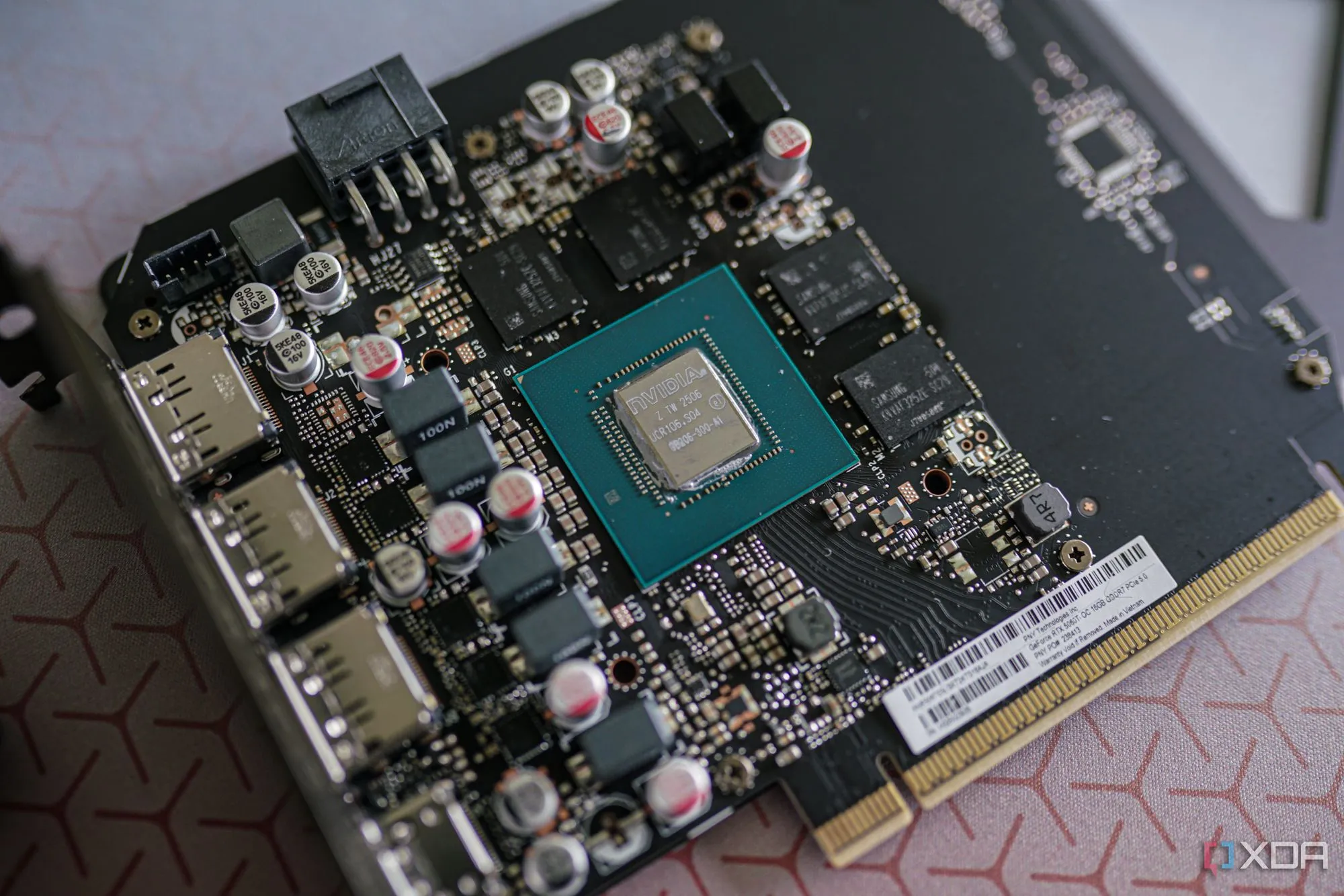 Die GPU của card đồ họa sau khi đã vệ sinh keo tản nhiệt cũ