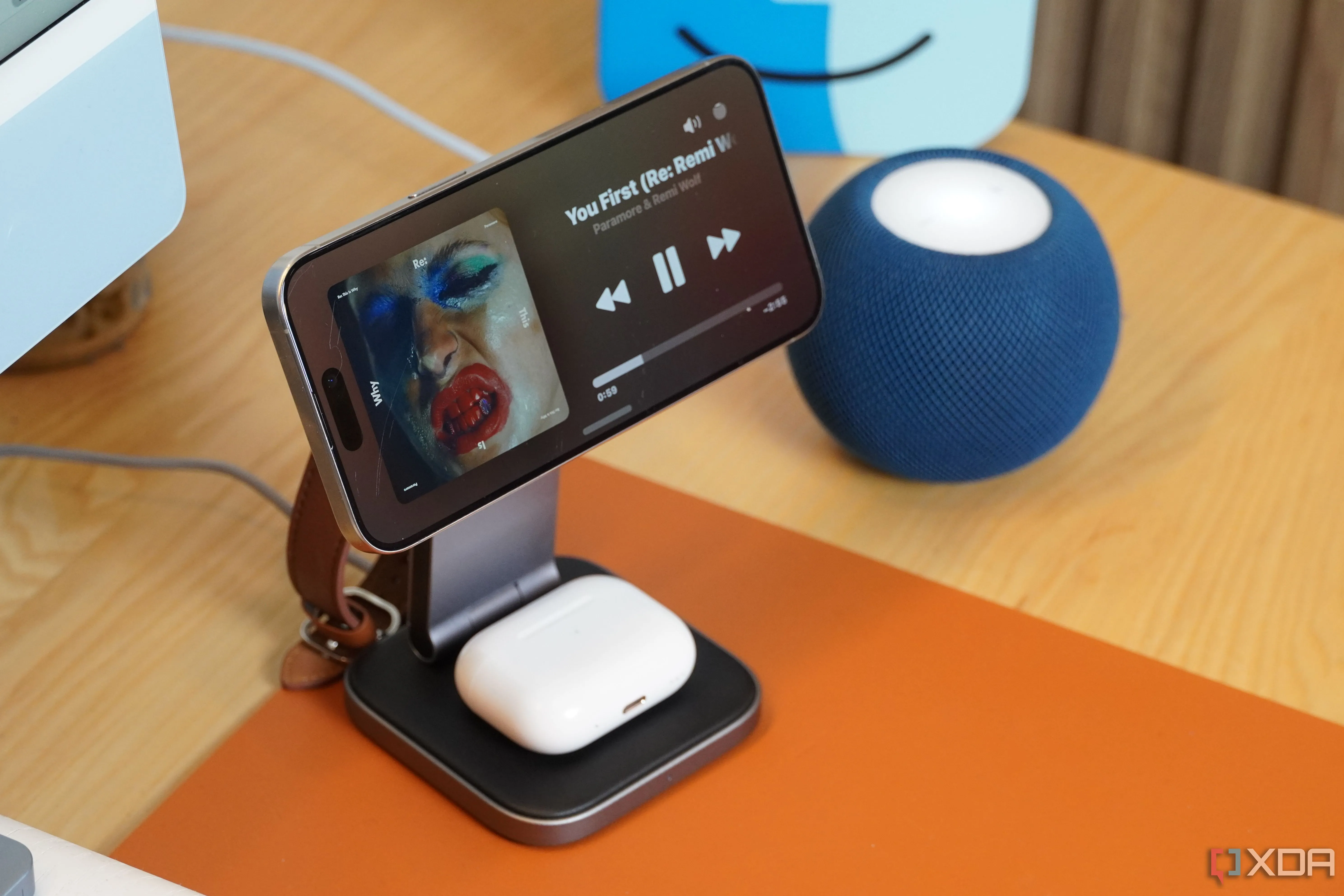 Điện thoại iPhone hiển thị chế độ StandBy đang sạc trên đế sạc không dây Satechi gọn gàng.