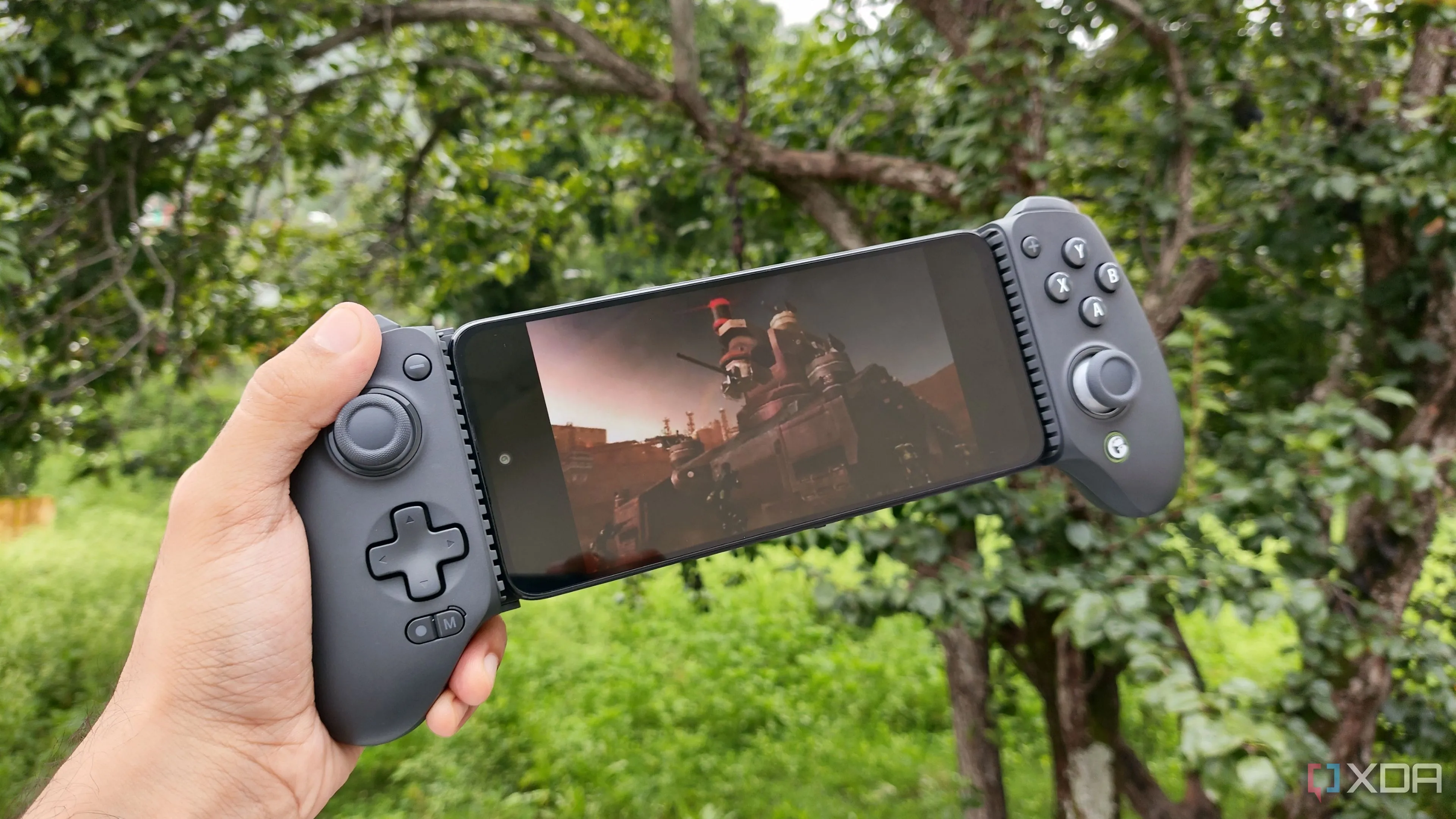 Điện thoại Poco M6 Pro đang chạy game Metal Gear Solid: Peace Walker qua giả lập PPSSPP, kết hợp với tay cầm GameSir Galileo G8+, minh họa chơi game PSP retro trên di động.