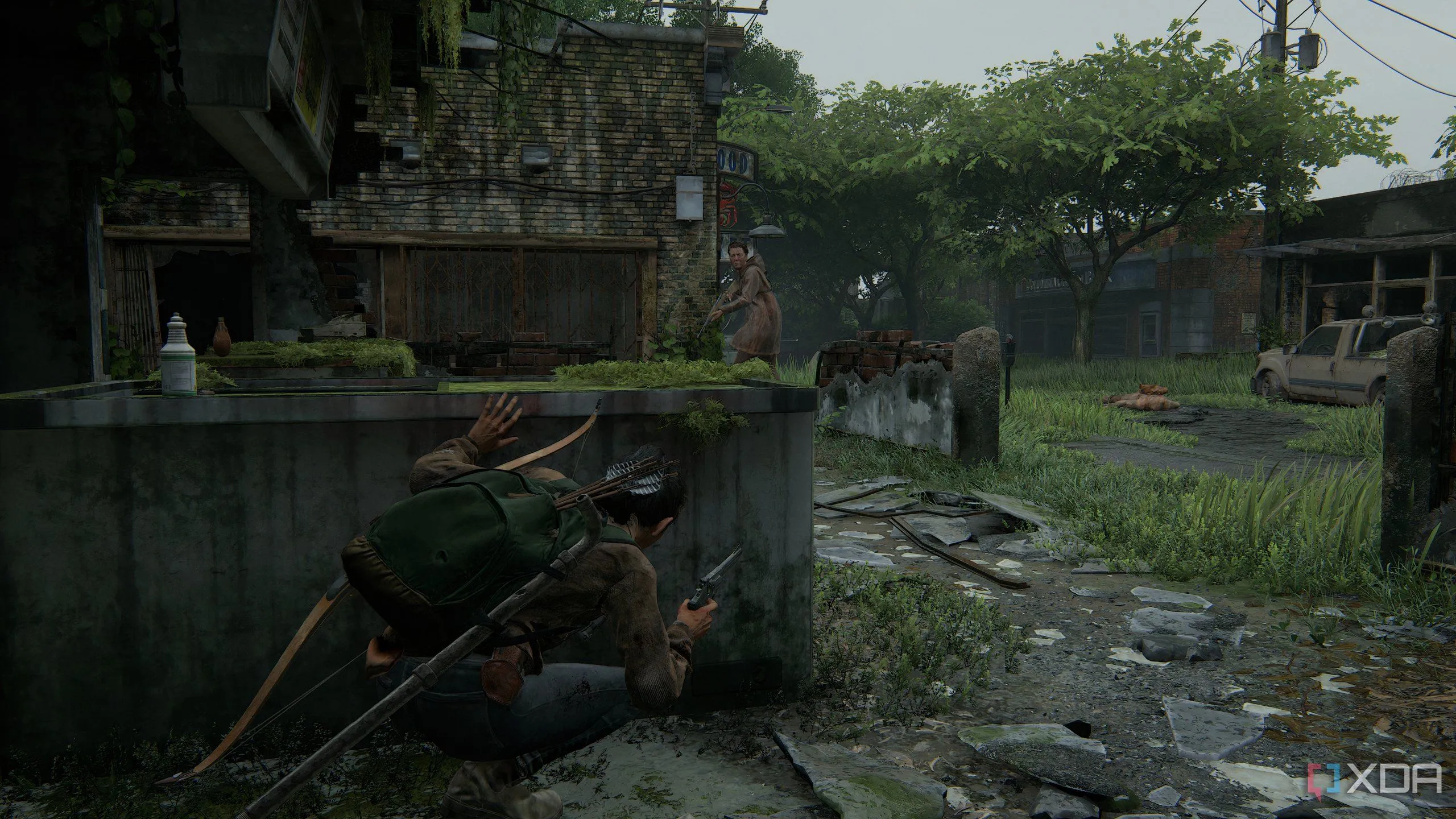 Dina ẩn nấp trong bụi rậm, kẻ địch dùng cung tên tuần tra gần đó trong gameplay The Last of Us Part II Remastered trên PC.