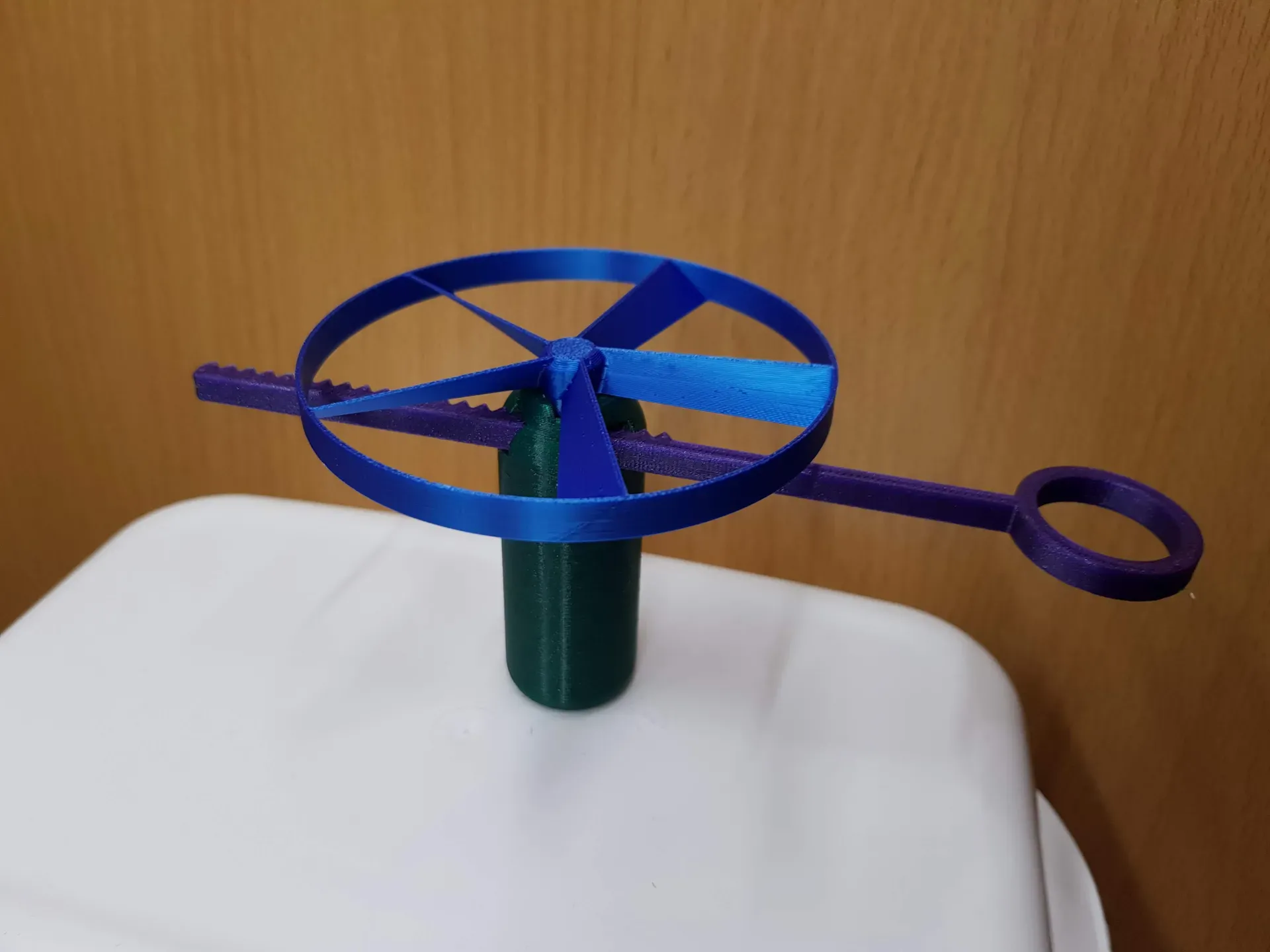 Đồ chơi cánh quạt giật dây in 3D màu xanh lam đang được phóng lên