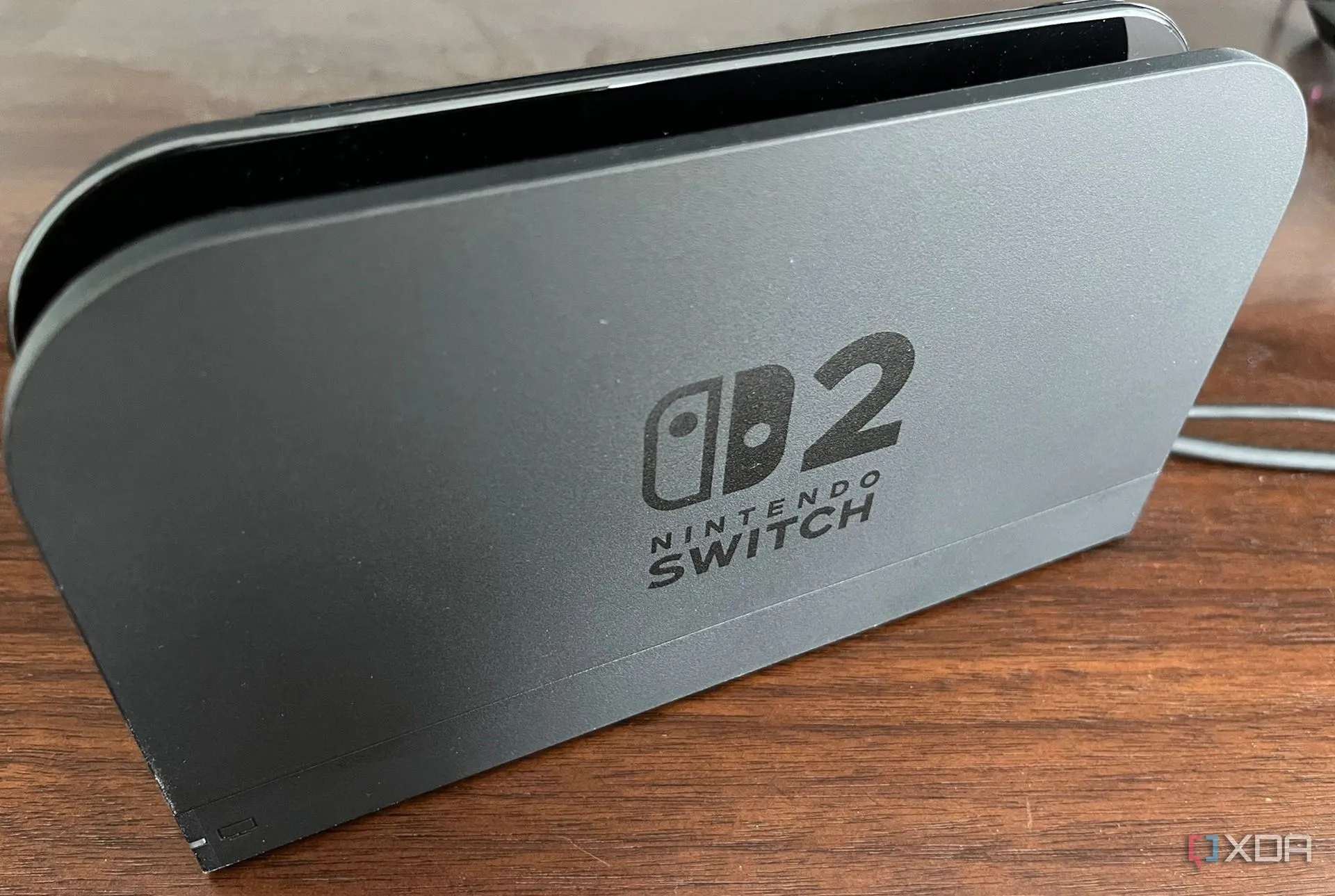 Dock sạc của Nintendo Switch 2, trung tâm kết nối thiết bị với TV và các phụ kiện online khác.