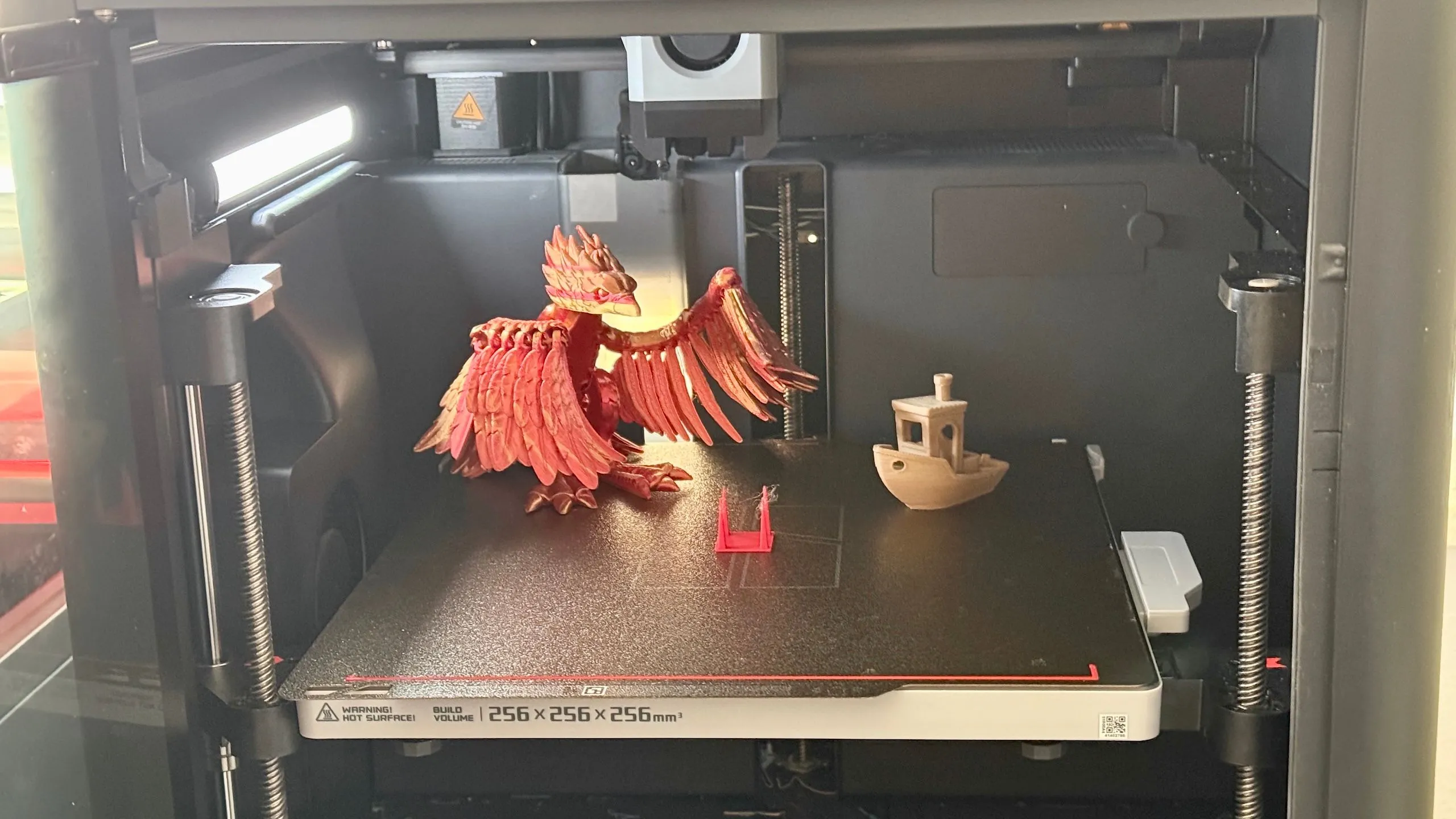 Dự án in 3D gặp vấn đề stringing, cho thấy những thách thức khi in với nhiệt độ thấp và vấn đề biến dạng do nhiệt của PLA