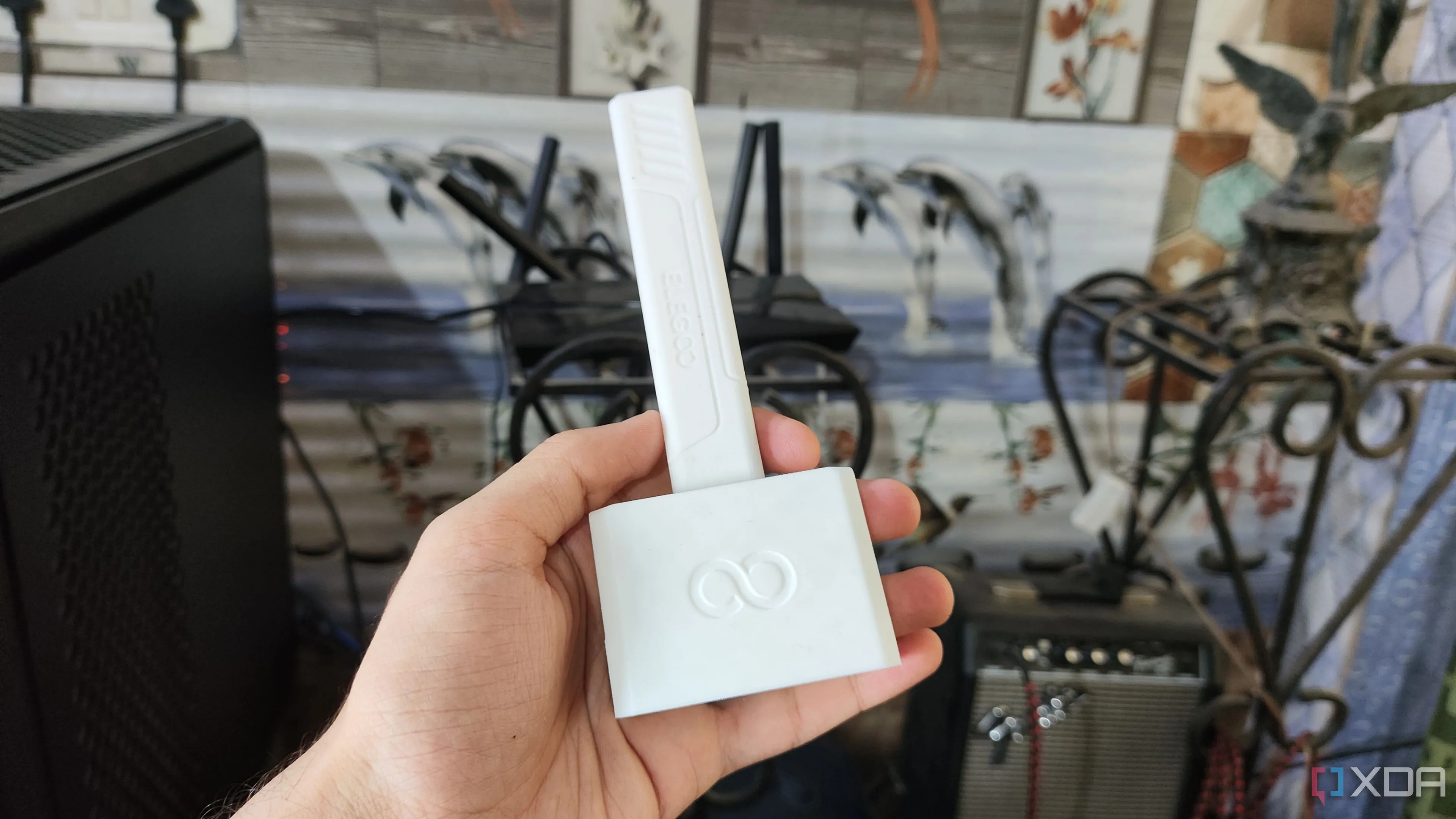 Dụng cụ cạo đang làm sạch bề mặt bàn in của máy in 3D Elegoo Centauri Carbon khỏi cặn nhựa