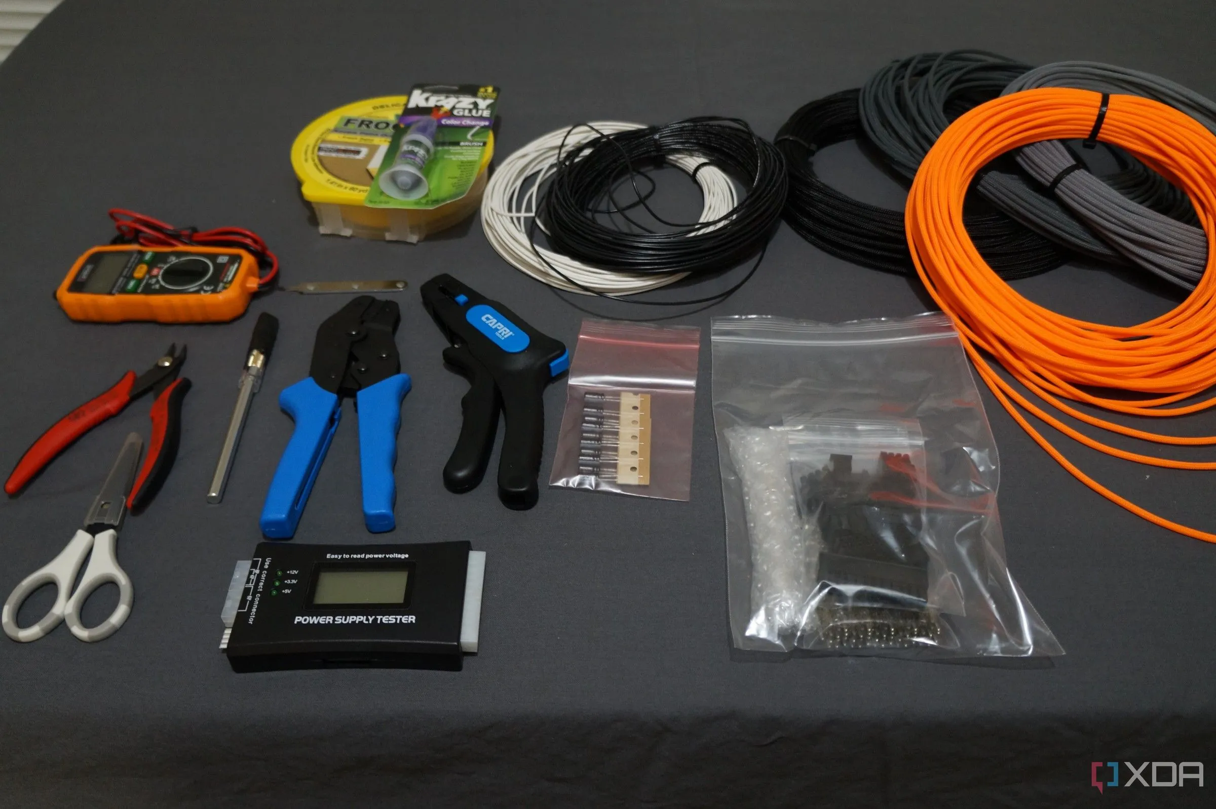 Dụng cụ và vật liệu để bọc cáp tùy chỉnh (cable sleeving) trên bàn làm việc, một công đoạn phổ biến trong độ PC.