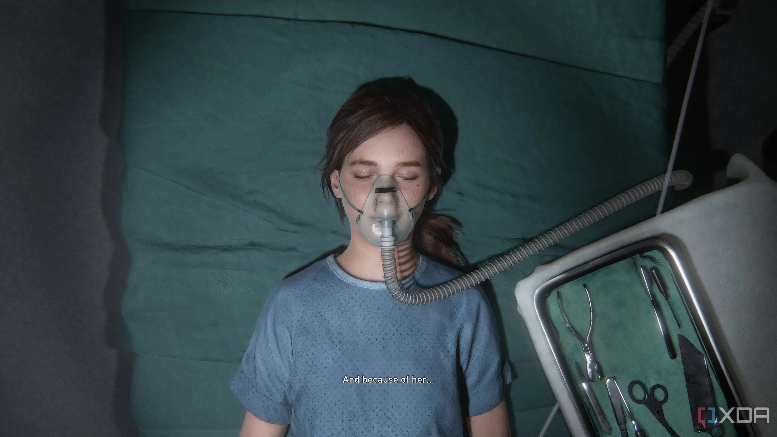 Ellie bị gây mê trên bàn phẫu thuật trong The Last of Us Part II Remastered, hình ảnh trọng tâm về giải pháp cứu thế giới.