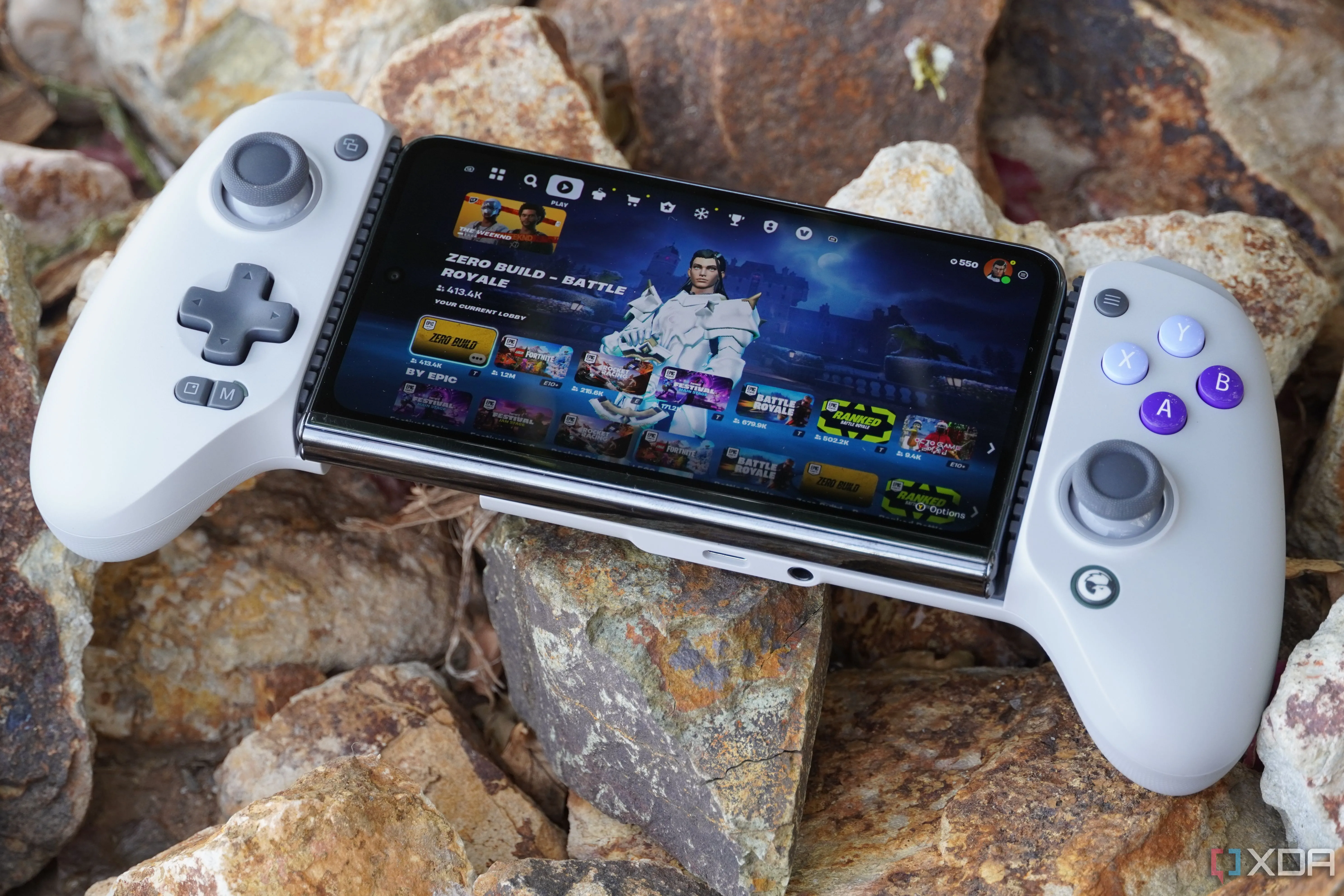 Game Fortnite đang chạy trên điện thoại Pixel Fold được kết nối với bộ điều khiển Galileo G8, minh họa mô hình game dịch vụ liên tục được cập nhật và chơi trên nhiều thiết bị.
