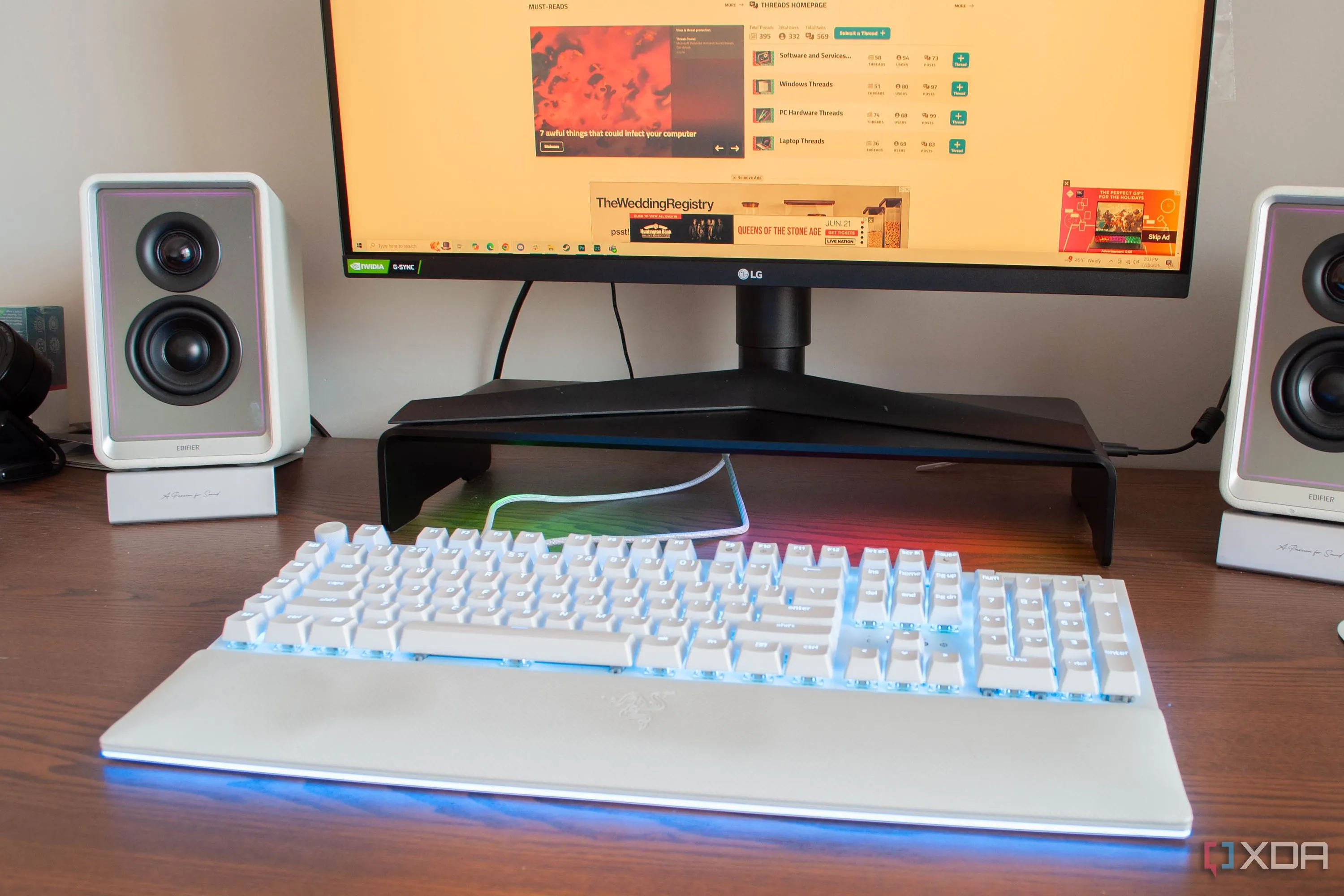 Giá đỡ màn hình Razer Chroma in 3D tối ưu không gian làm việc