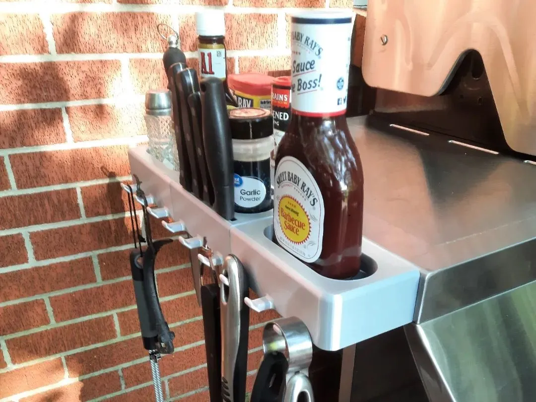 Giá đựng gia vị và dụng cụ nướng BBQ in 3D gắn lò nướng, giúp tổ chức không gian gọn gàng.
