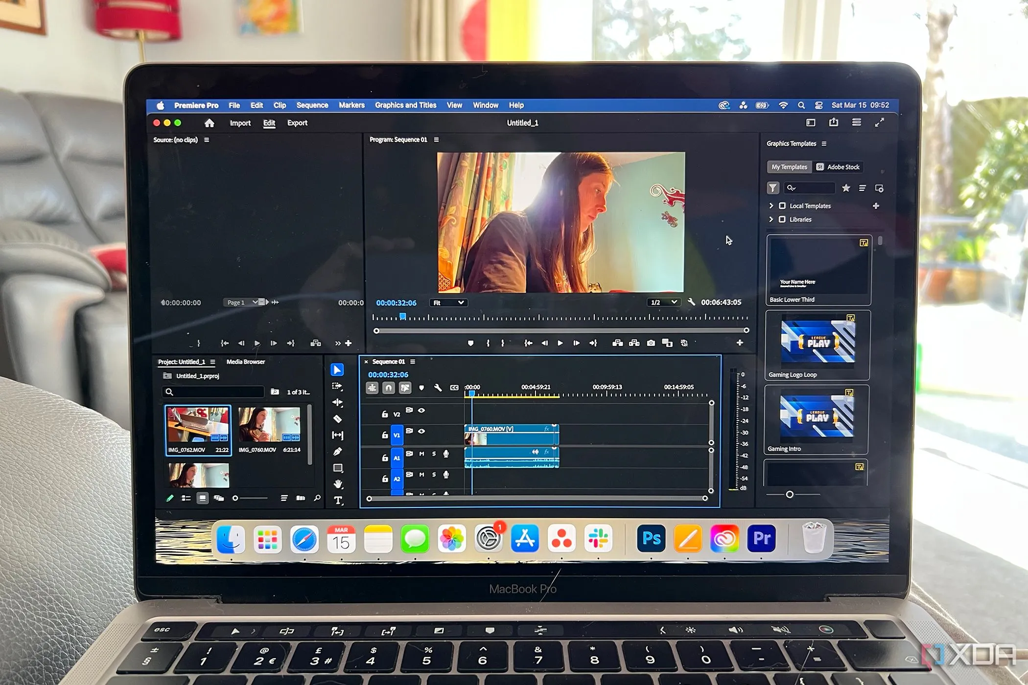 Giao diện Adobe Premiere Pro trên MacBook Pro, minh họa khả năng tùy chỉnh UI linh hoạt