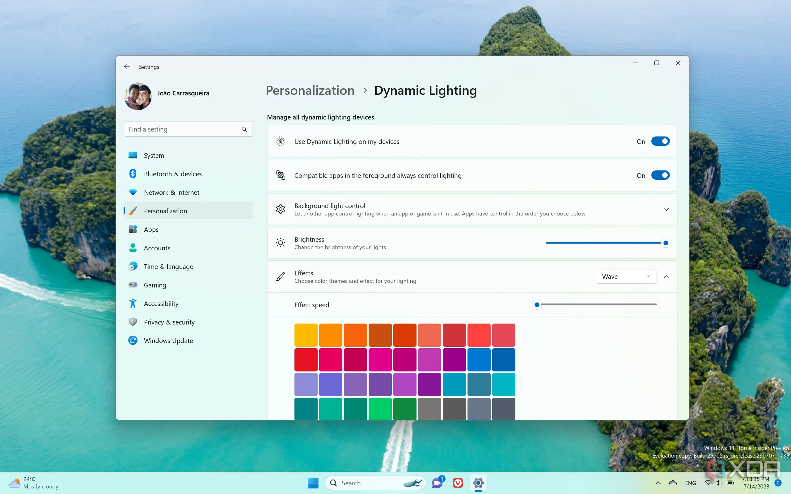Giao diện cài đặt Dynamic Lighting trên Windows 11 với hình nền máy tính hiển thị