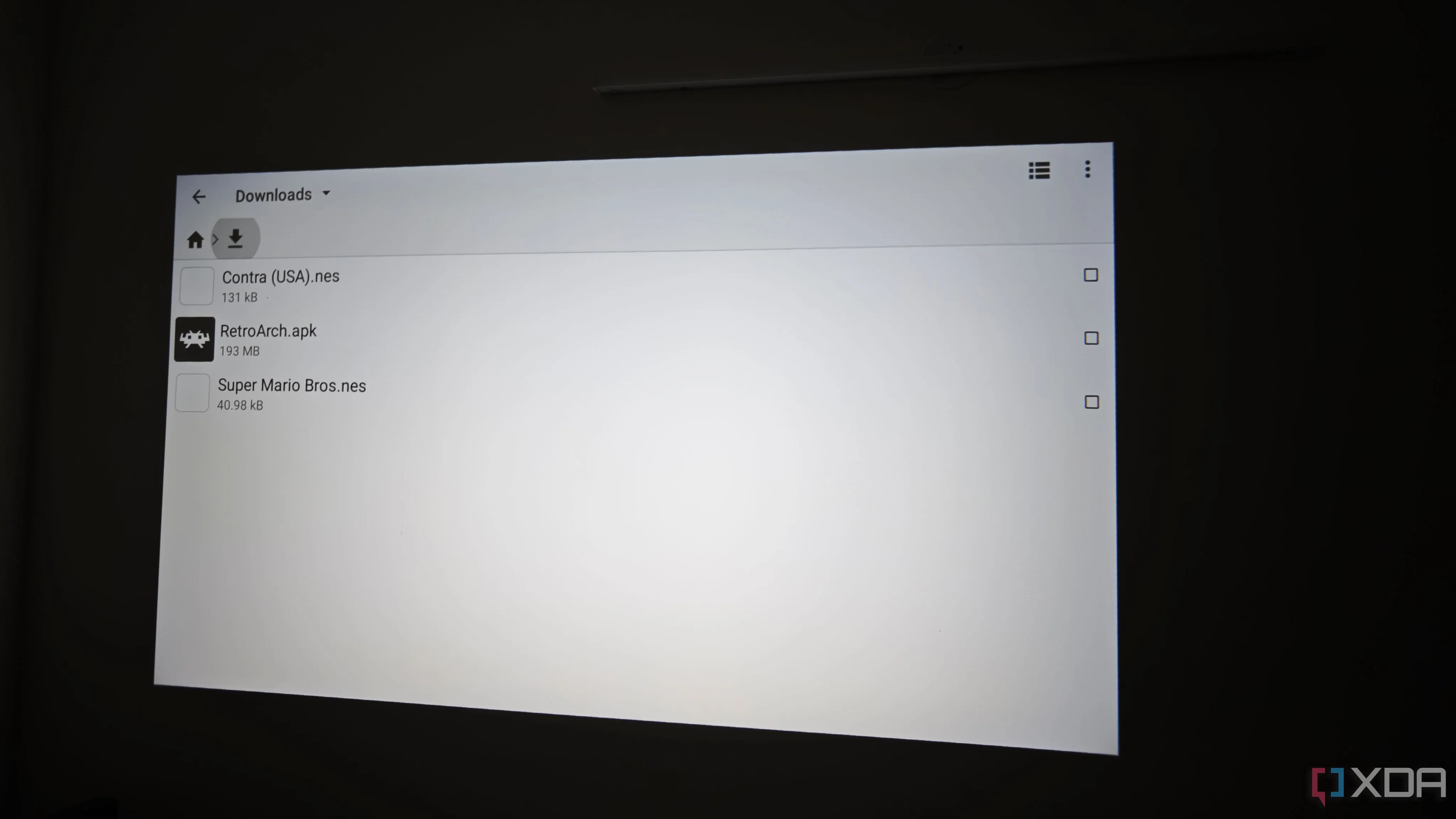 Giao diện cài đặt trình giả lập RetroArch trên máy chiếu hoặc thiết bị Google TV.