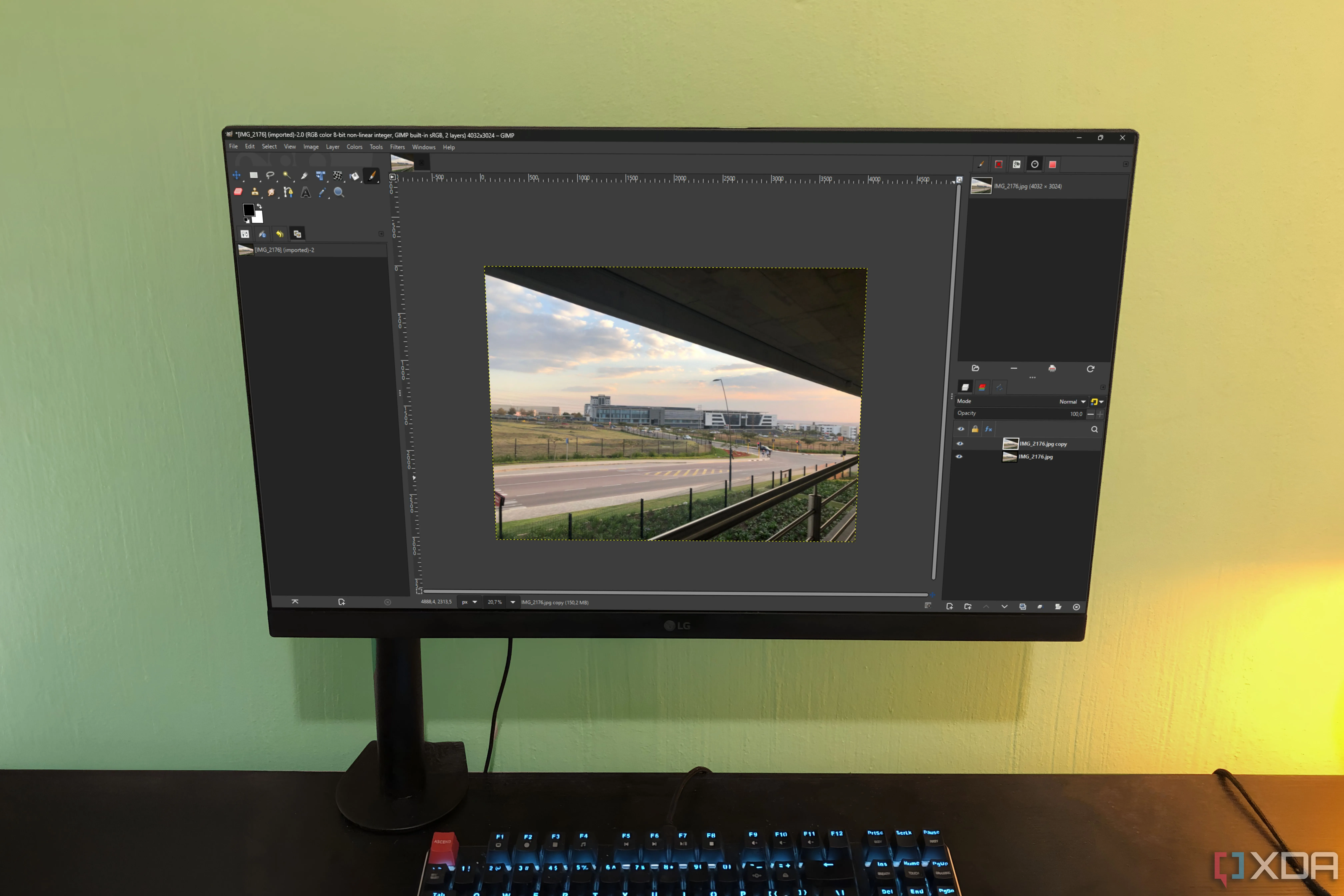 Giao diện GIMP 3.0 hiển thị trên màn hình máy tính để bàn, minh họa khả năng chỉnh sửa ảnh mạnh mẽ