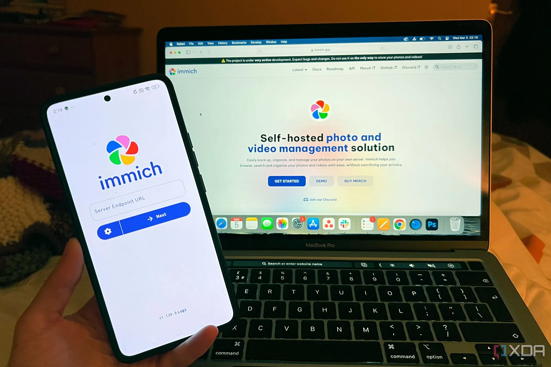 Giao diện Immich trên điện thoại Android và laptop MacBook, trải nghiệm quản lý ảnh và video tương tự Google Photos