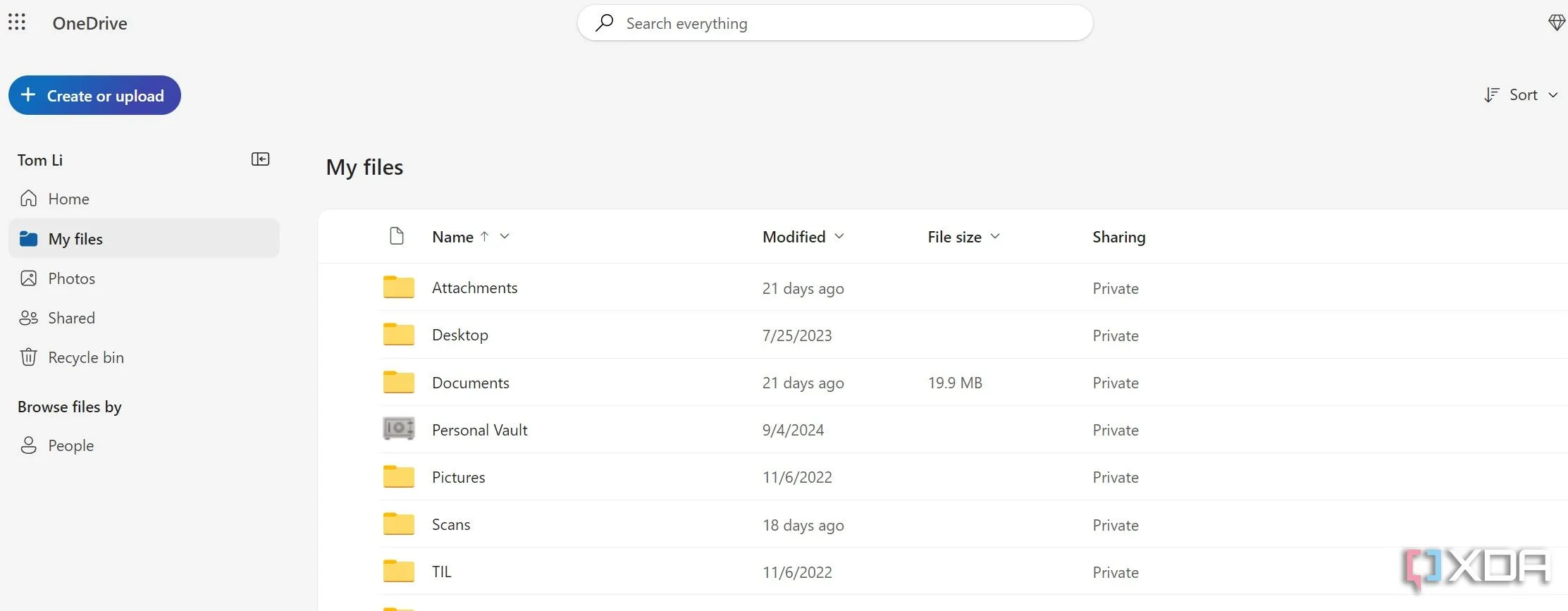 Giao diện Microsoft OneDrive hiển thị các thư mục và tùy chọn chia sẻ tài liệu Excel an toàn