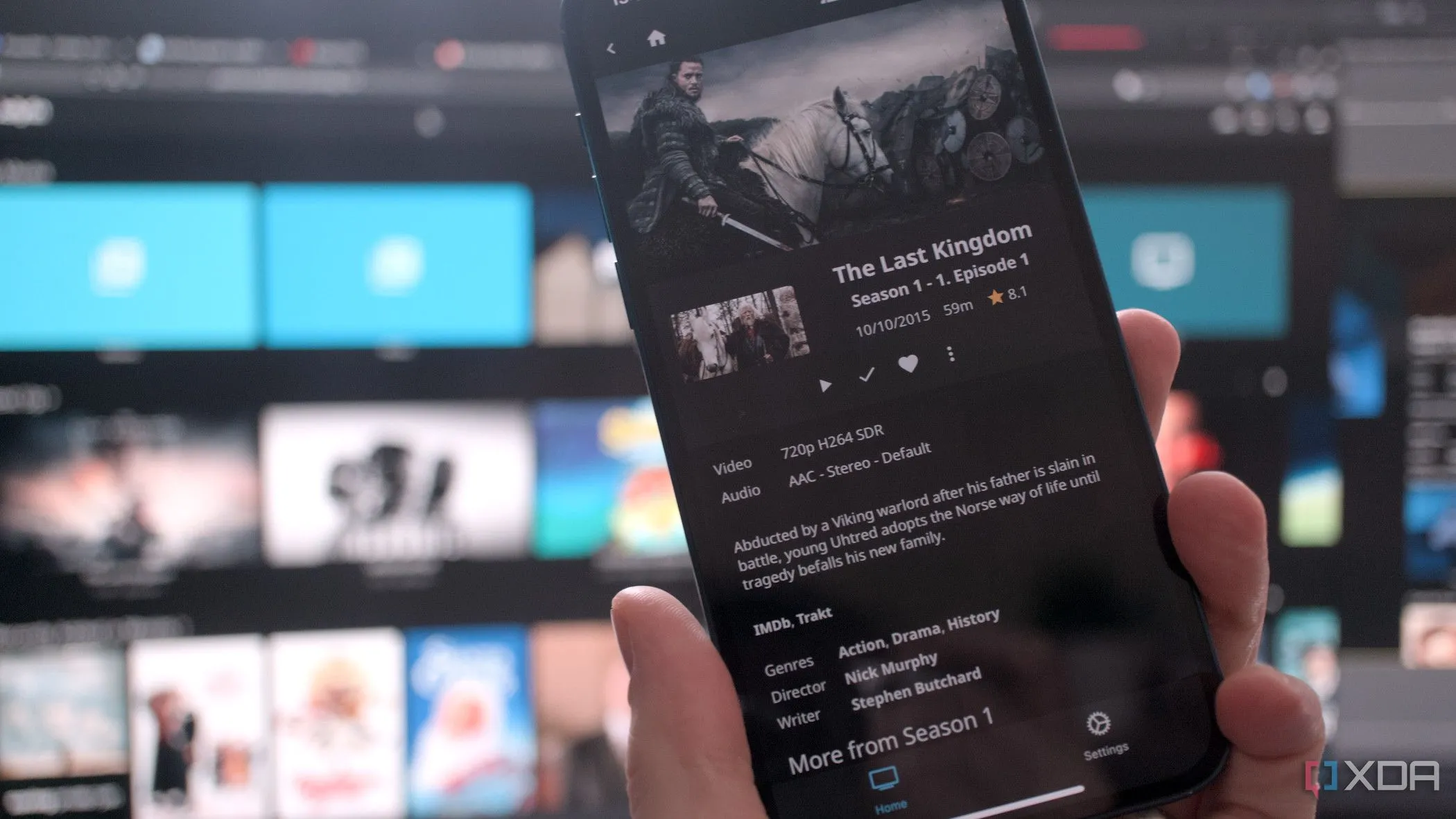Giao diện người dùng của Jellyfin trên thiết bị di động iOS và trình duyệt web, một ví dụ về dịch vụ tự host giúp tiết kiệm chi phí