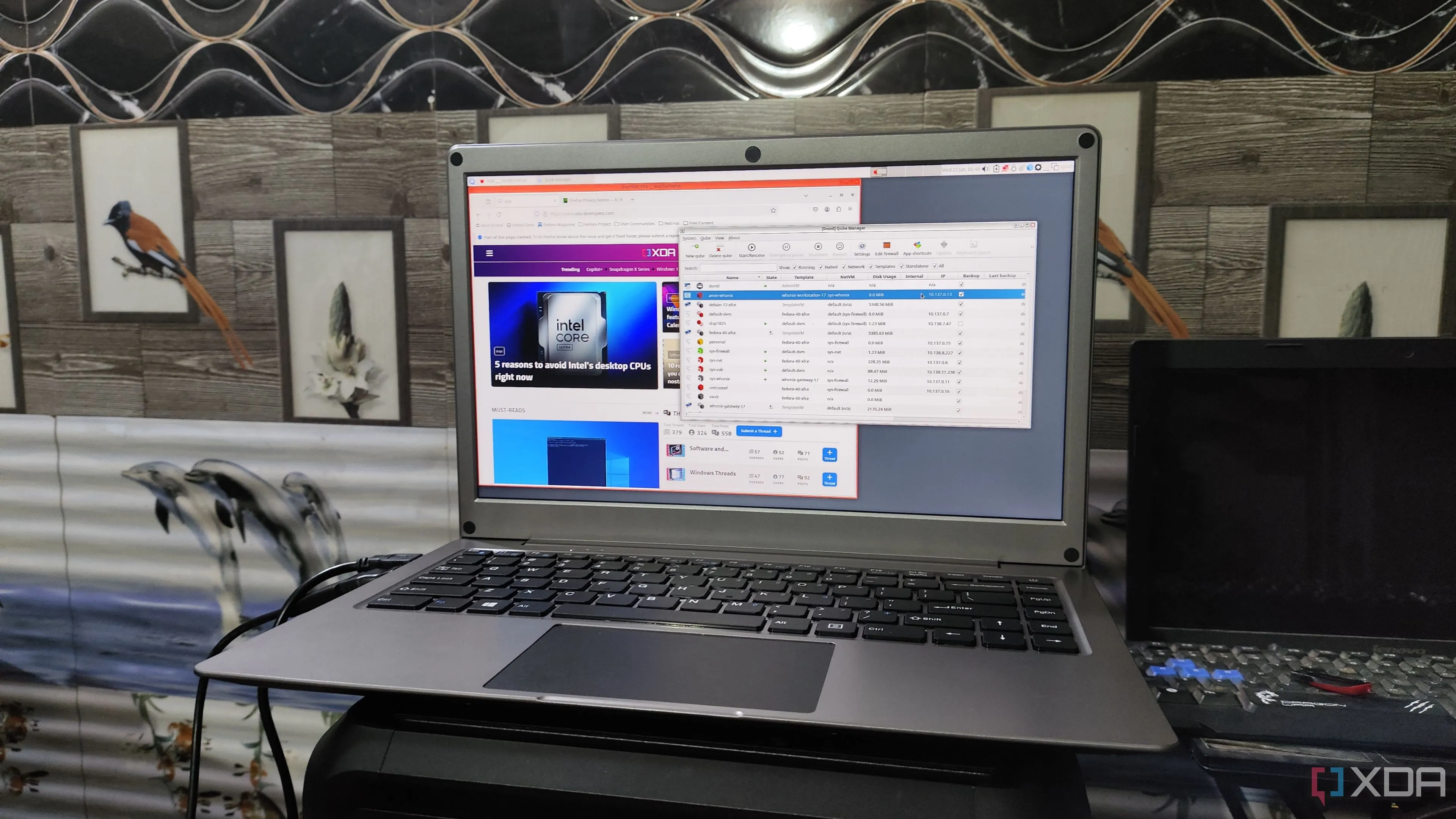 Giao diện người dùng của Qubes OS với các cửa sổ ứng dụng được cô lập trong từng qube khác nhau.