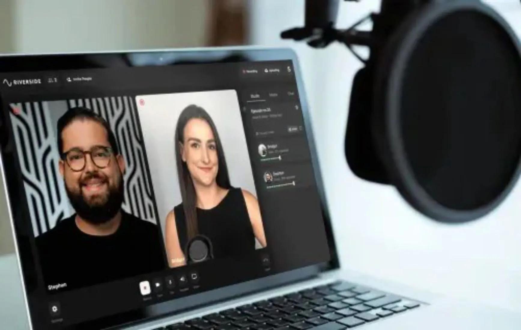 Giao diện Riverside.fm đang được sử dụng trên laptop để ghi lại một podcast.