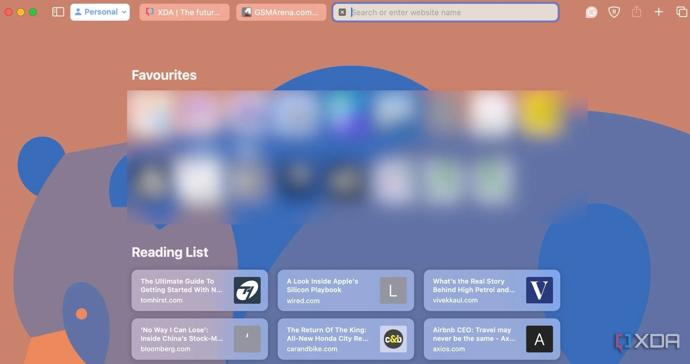 Giao diện trang chủ trình duyệt Safari hiển thị trên MacBook