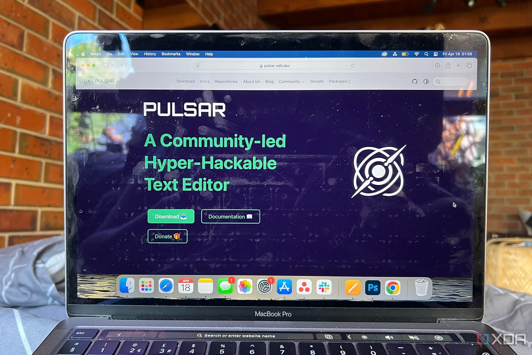 Giao diện trang tải xuống của Pulsar Editor trên máy tính MacBook