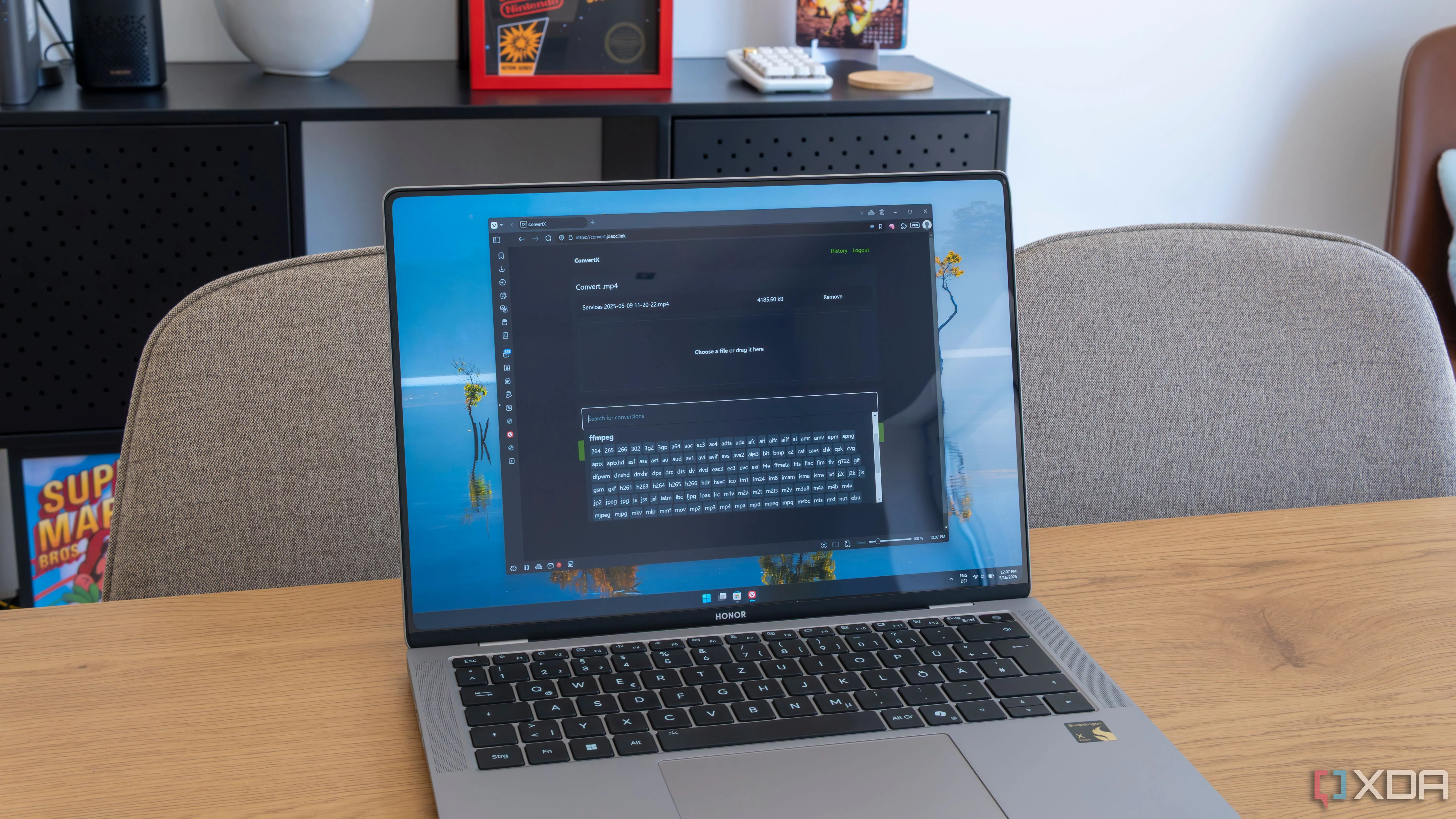 Giao diện ứng dụng ConvertX trên trình duyệt web, hiển thị các tùy chọn chuyển đổi file video đa định dạng