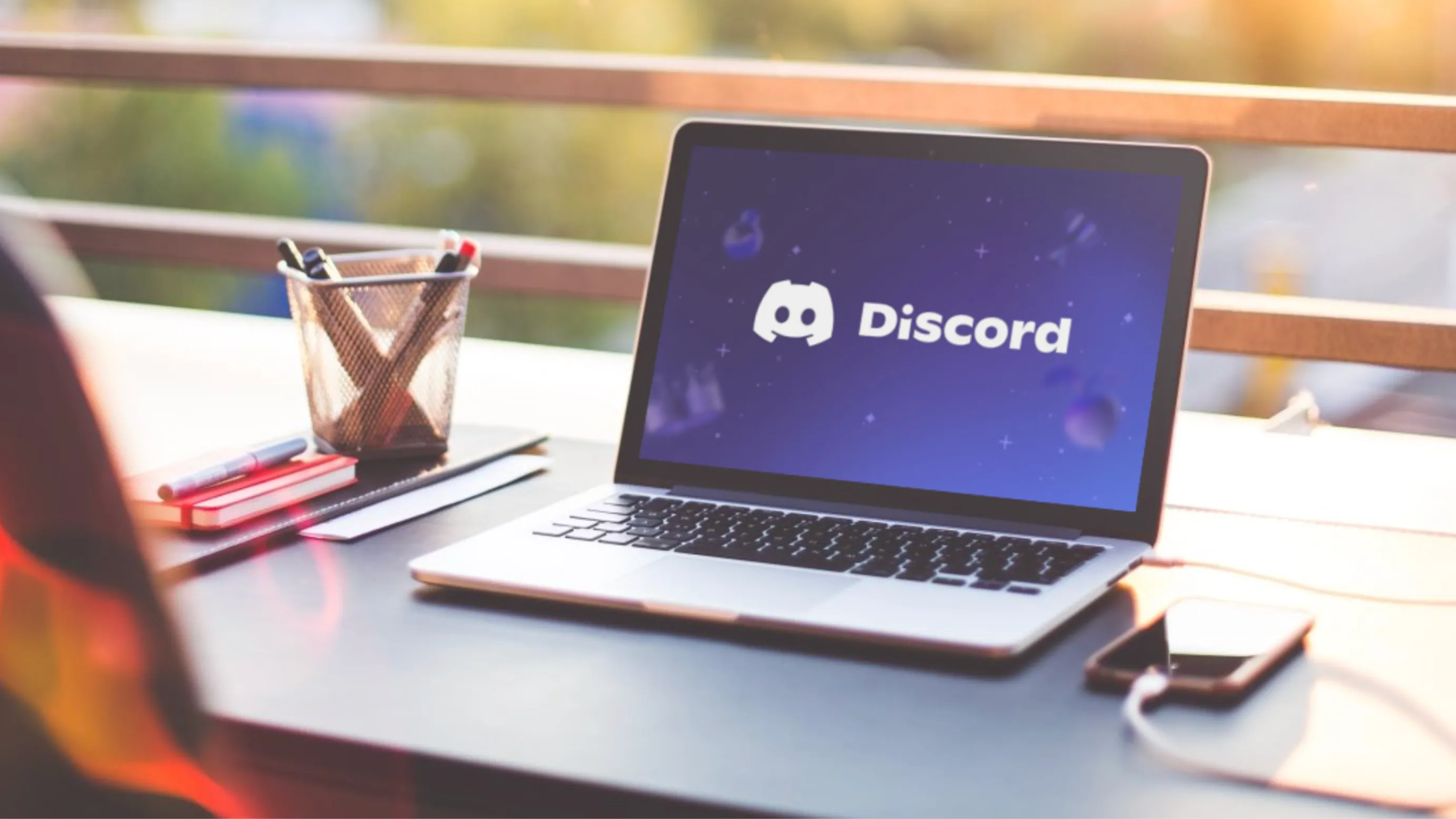 Giao diện ứng dụng Discord hiển thị trên máy Macbook, minh họa một lựa chọn thay thế linh hoạt cho giao tiếp nhóm.