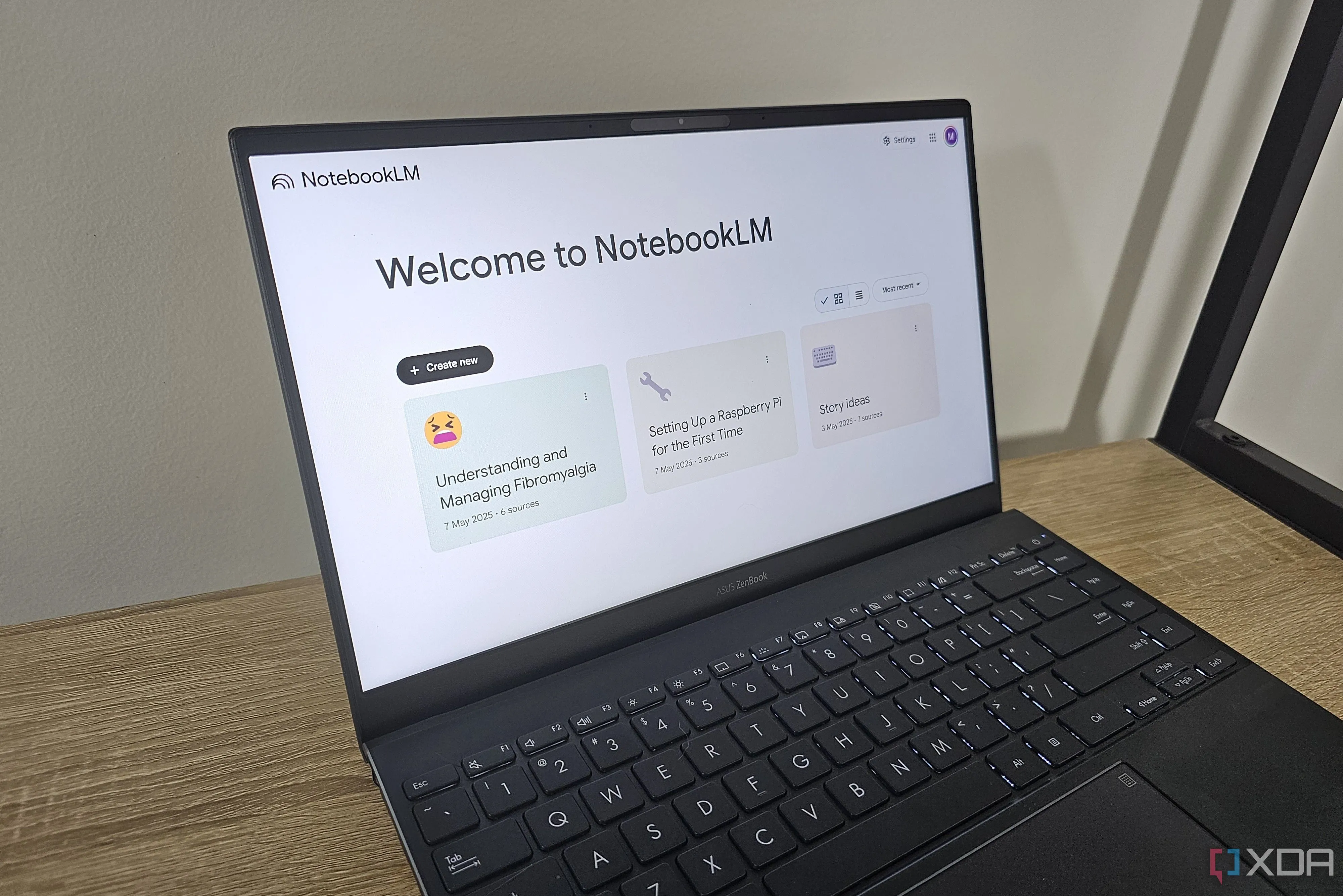 Giao diện ứng dụng NotebookLM chạy trên màn hình laptop, minh họa một trong nhiều ứng dụng AI giúp nâng cao hiệu suất làm việc