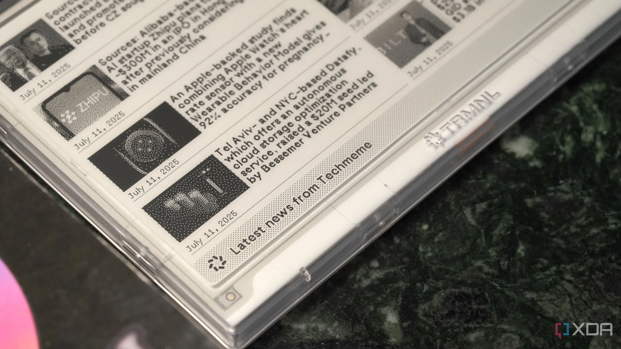 Góc màn hình e-ink TRMNL hiển thị các tiêu đề tin tức mới nhất, minh họa tính năng cập nhật thông tin tự động.