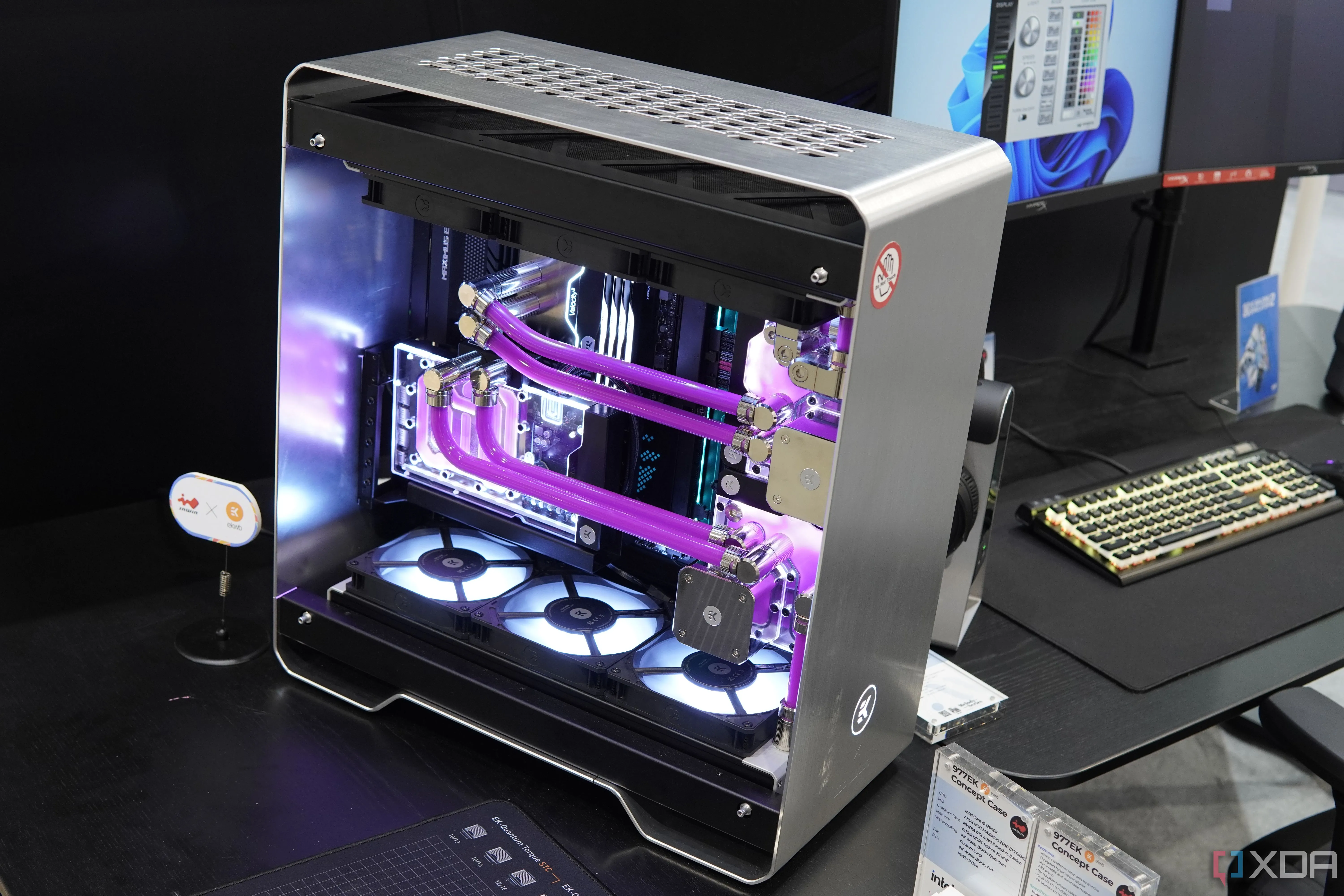 Góc nhìn nghiêng của PC custom InWin 977EK với khung kim loại bạc và hai vòng tản nhiệt nước màu hồng