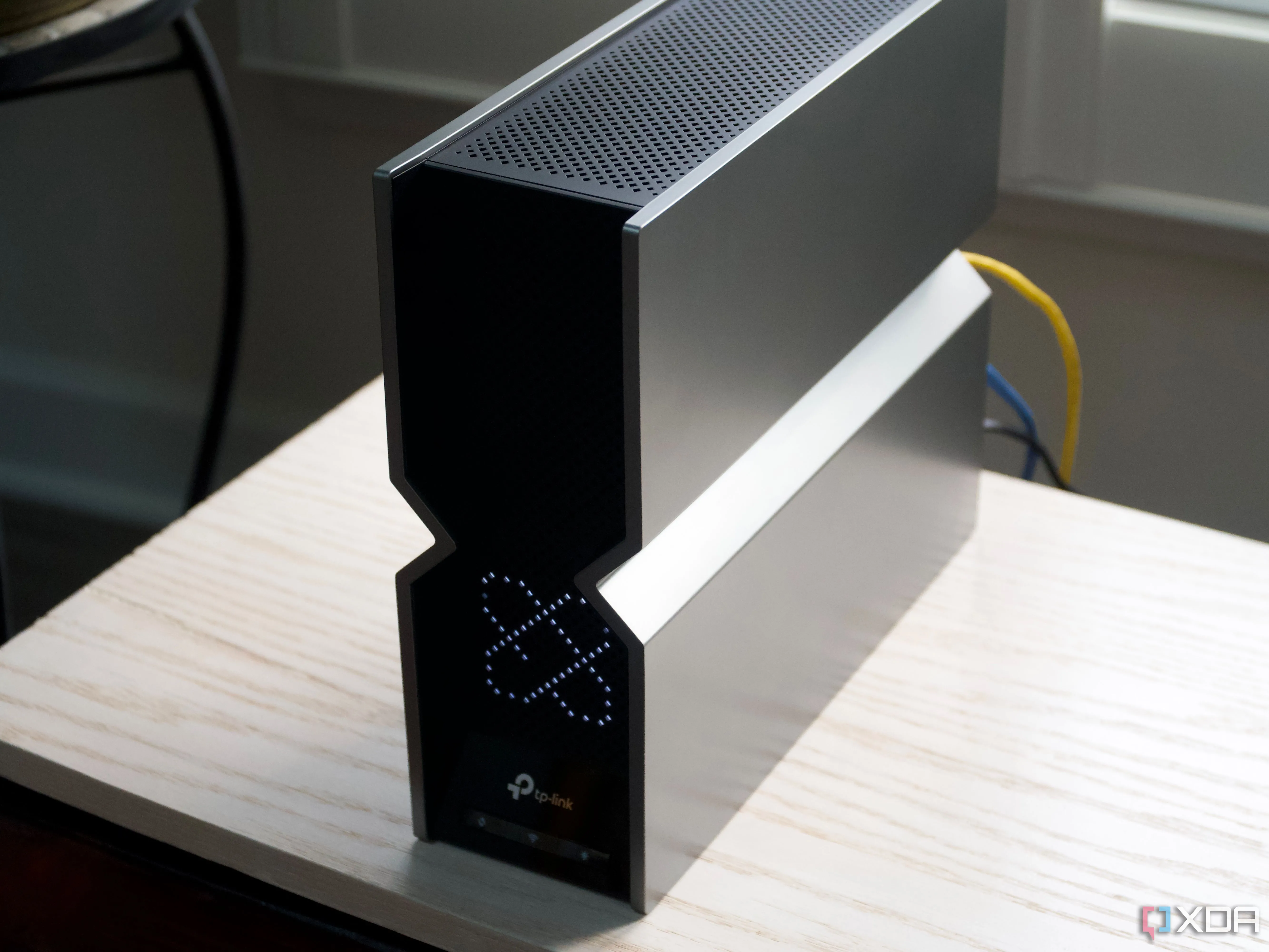 Góc nhìn từ trên xuống của router TP-Link Archer BE800 Wi-Fi 7 màu đen, làm nổi bật thiết kế hiện đại và các khe tản nhiệt