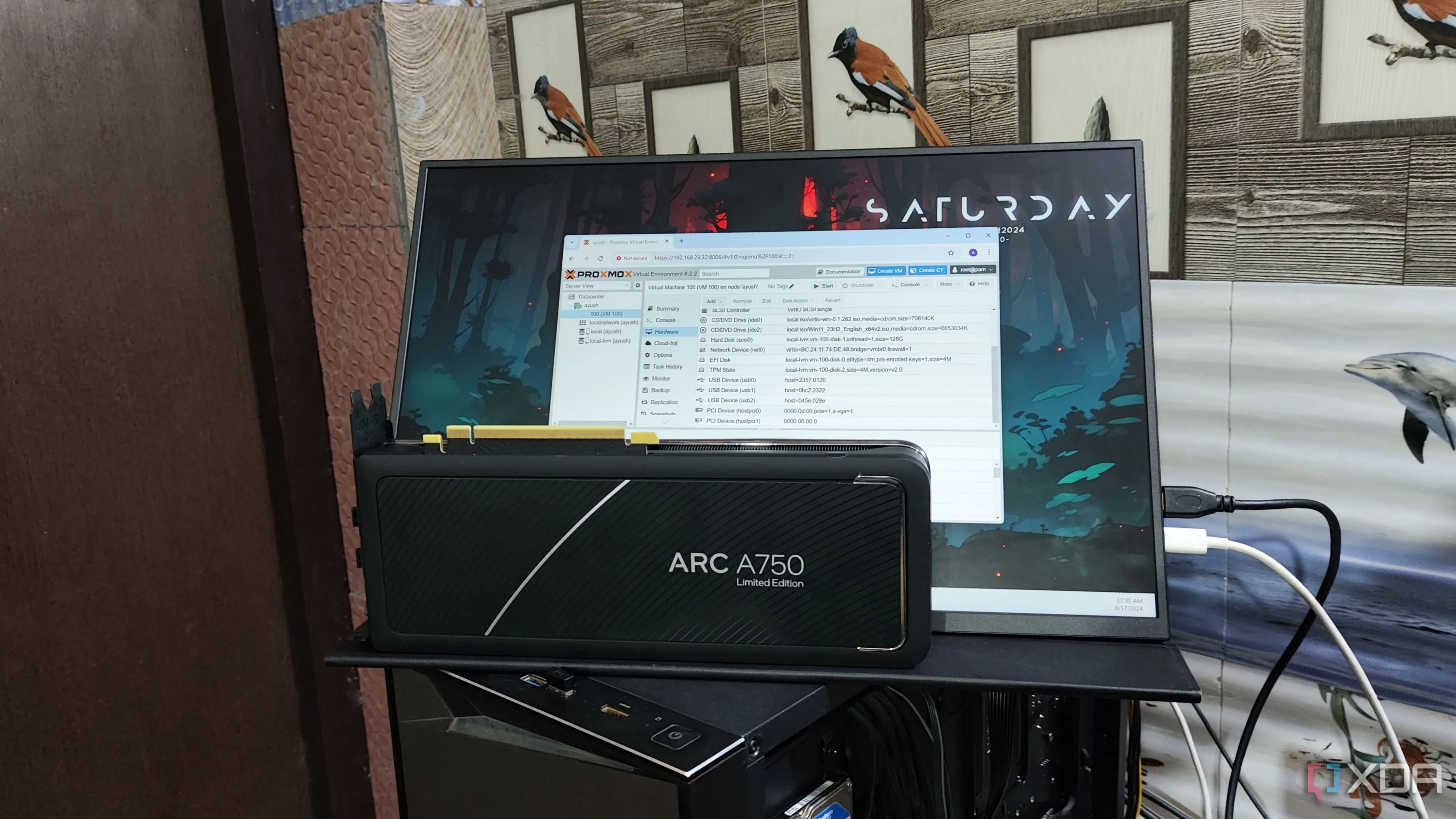 GPU Intel Arc A750 và màn hình hiển thị giao diện web Proxmox, minh họa khả năng truyền qua GPU (GPU passthrough) và hiệu năng mạnh mẽ của Proxmox.