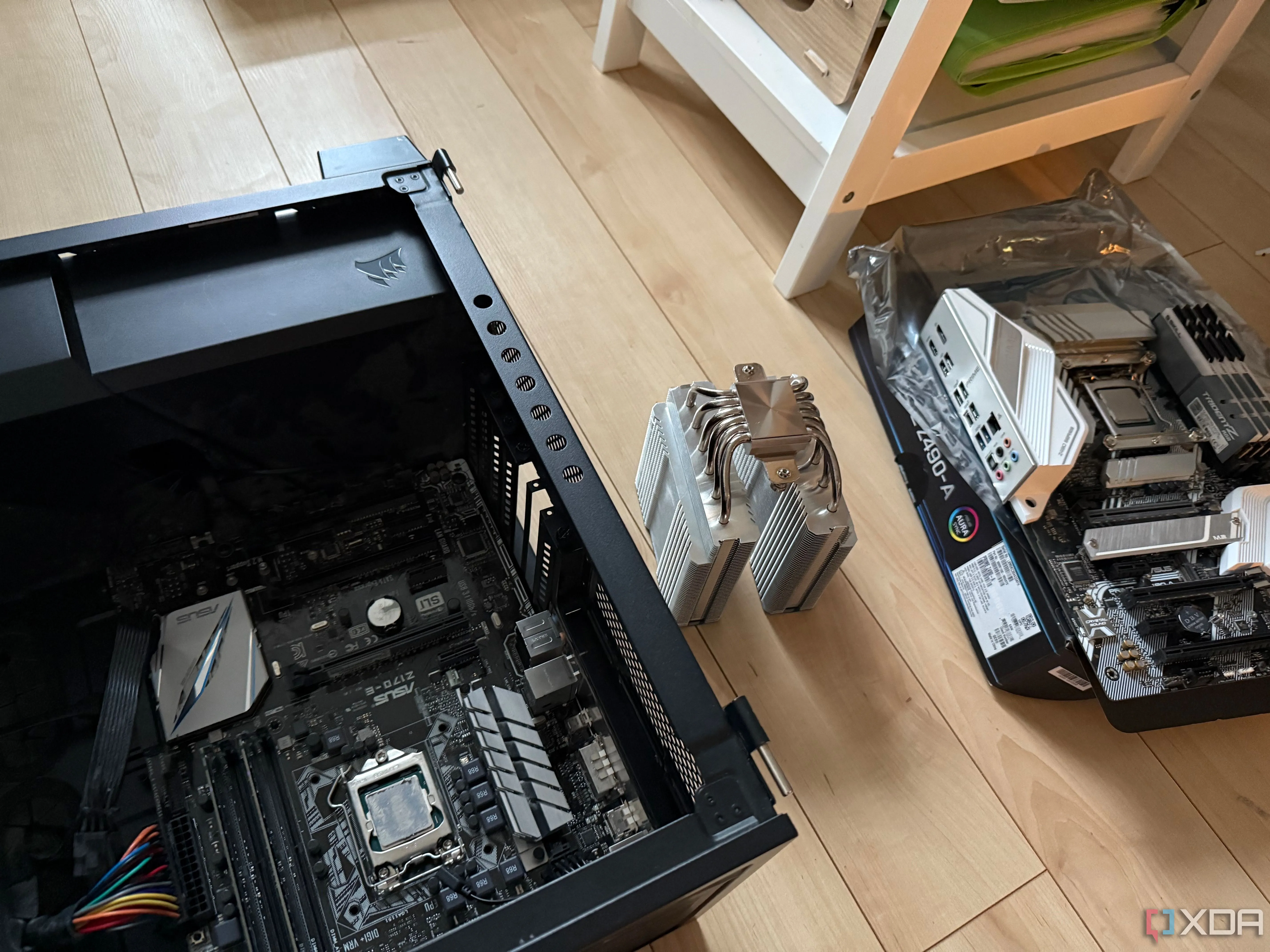 Hai bo mạch chủ và một tản nhiệt khí CPU, minh họa cho khả năng tương thích linh kiện PC