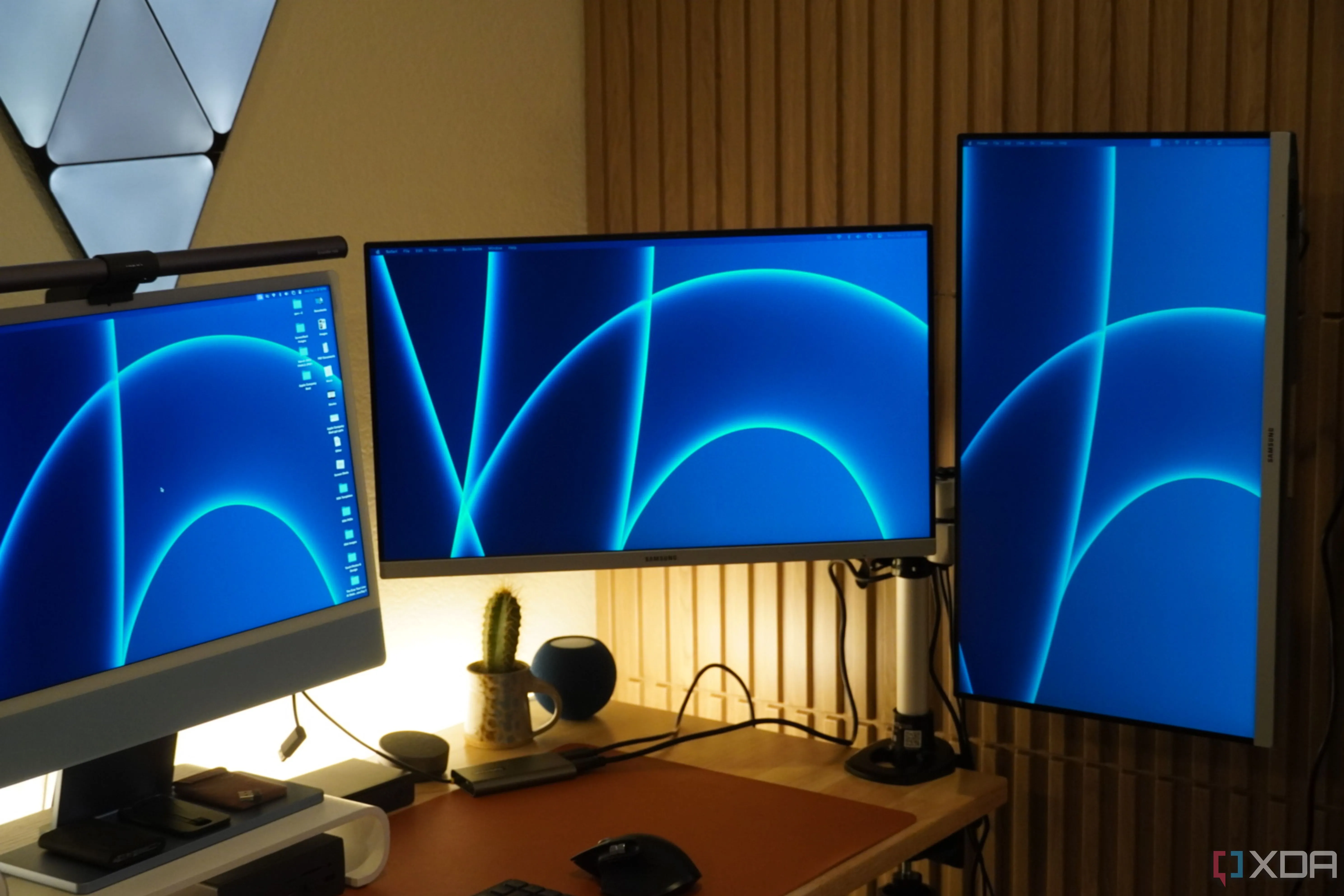 Hai màn hình được gắn trên giá đỡ StarTech Dual Monitor Arm, thể hiện giải pháp sắp xếp màn hình kép gọn gàng và tiết kiệm không gian.