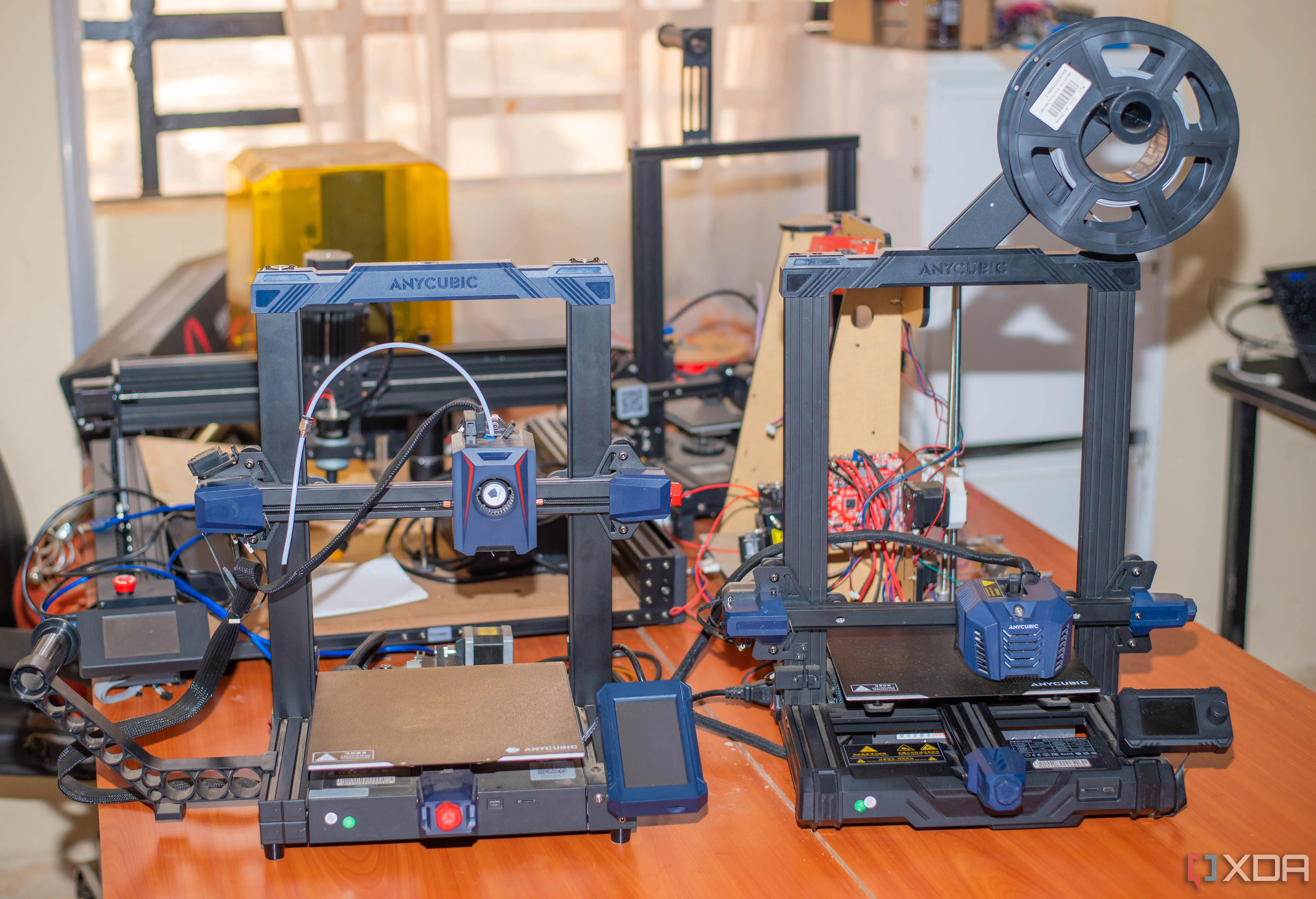 Hai máy in 3D trên bàn, gợi ý cách tự tạo ra các phụ kiện và tượng nhỏ độc đáo để cá nhân hóa dàn PC của bạn