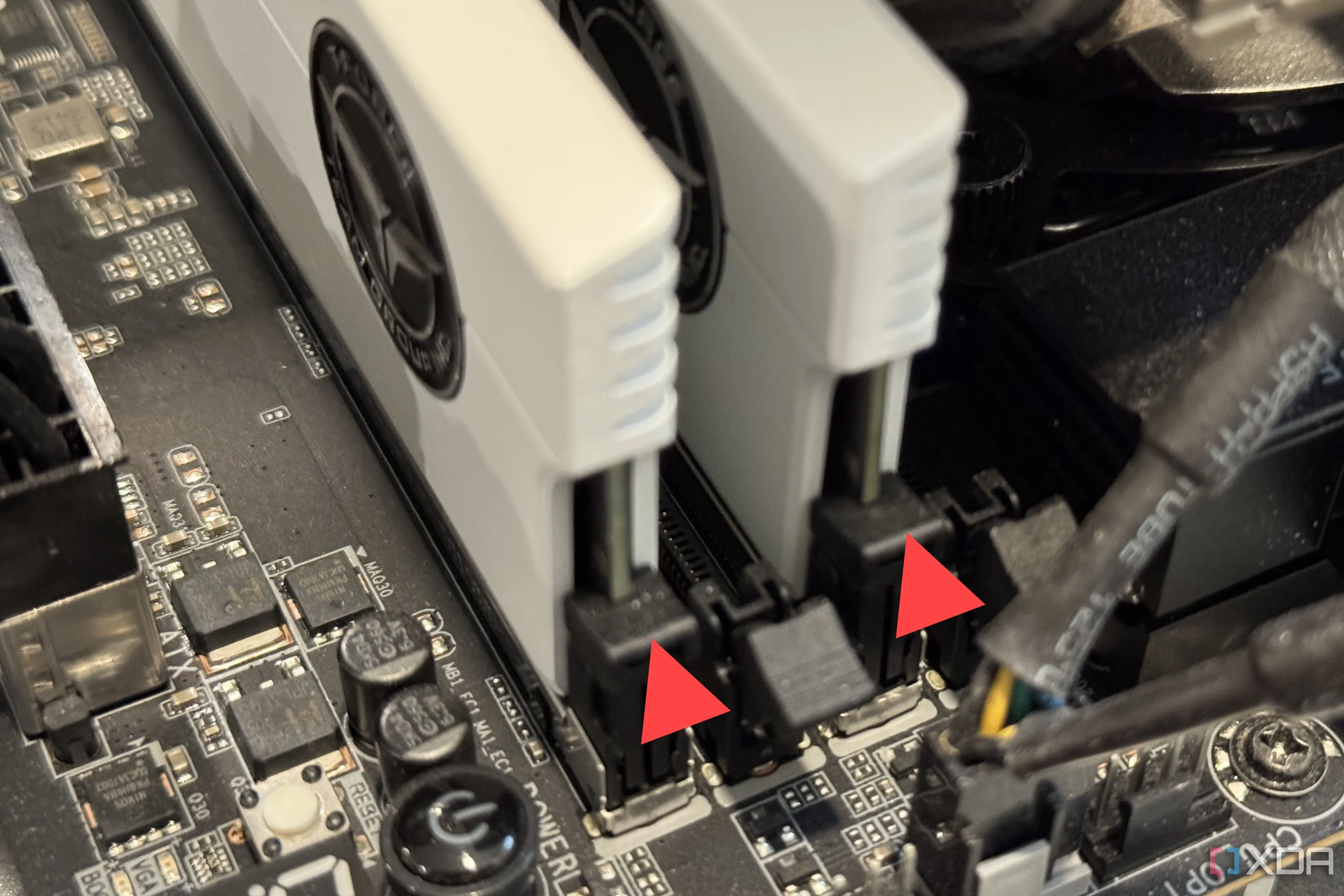 Hai module DDR5 được lắp vào các khe A2 và B2 với các mũi tên đỏ chỉ vào chúng