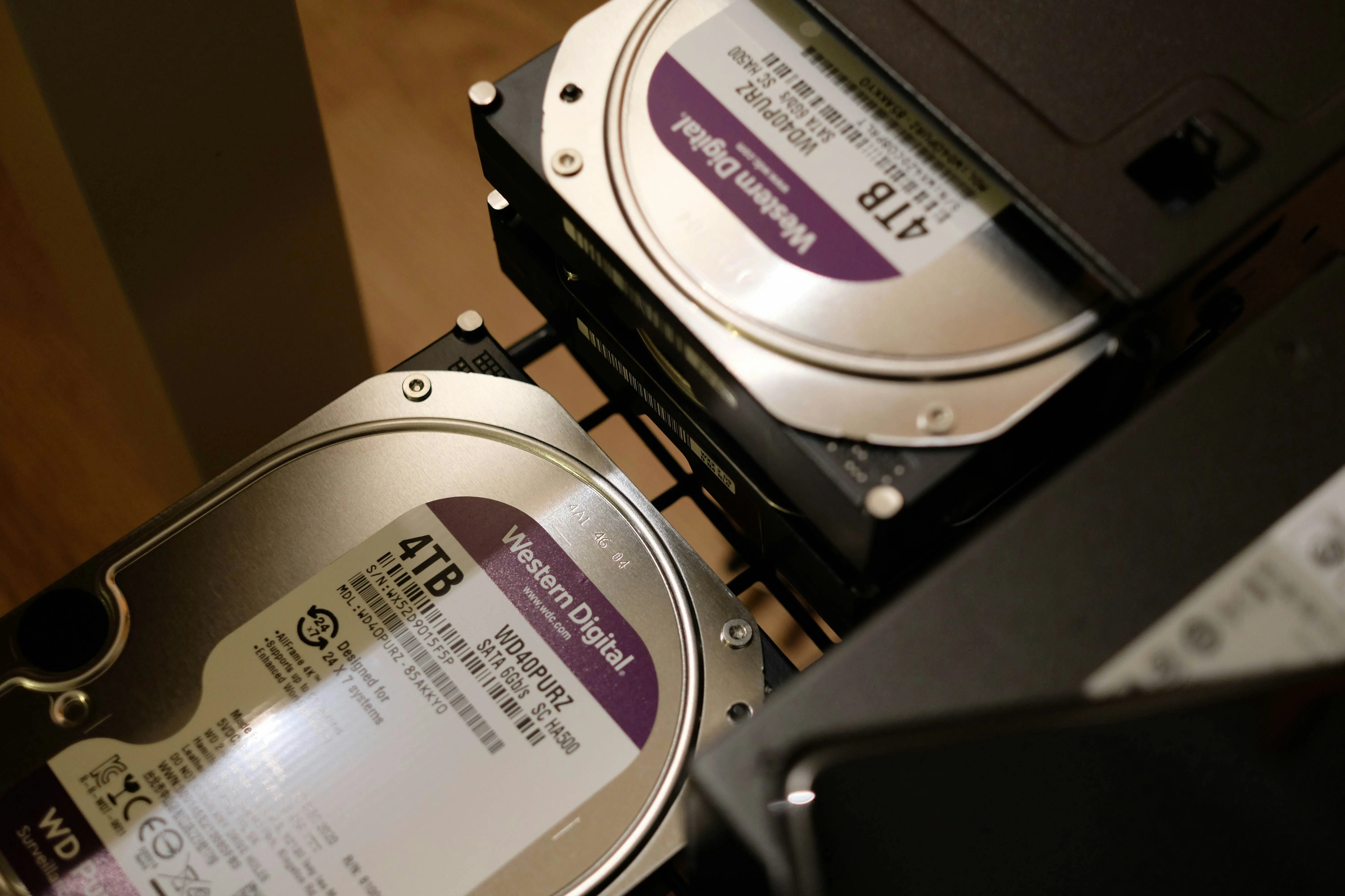Hai ổ cứng HDD với nhãn dán chi tiết, đại diện cho dung lượng lưu trữ được Btrfs subvolume tự động điều chỉnh linh hoạt