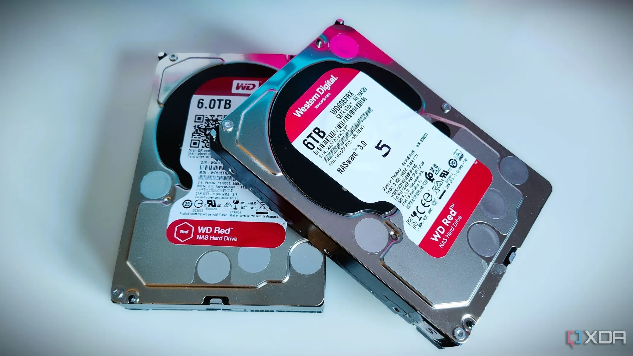 Hai ổ cứng HDD Western Digital 6TB xếp chồng lên nhau, minh họa cho dung lượng lưu trữ lớn